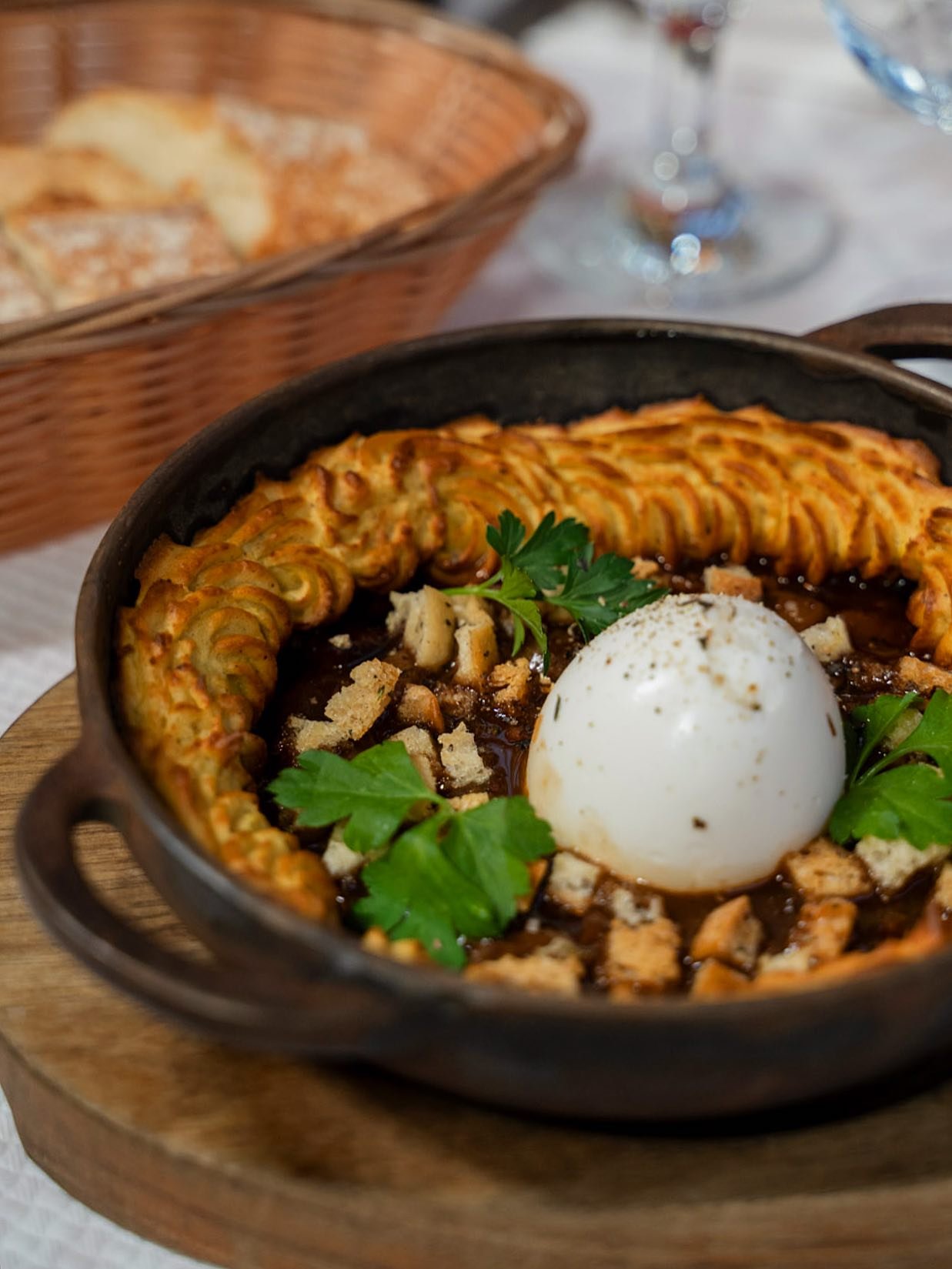 Cooler days in London call for comforting French flavours&hellip; For your Autumn reservations please call our team on 0207 407 2140. ☎️ 🇫🇷 

#cassecroute #autumn #frenchfood #frenchcuisine #londonrestaurant
