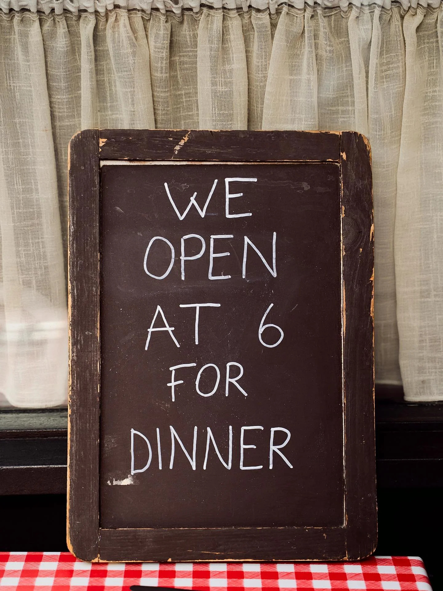 Dreaming of a French dinner? Our restaurant opens at 6pm for Parisian style evenings in London. To make a reservation please call us at 020 7407 2140. ☎️ 

#cassecroute #bermondsey #frenchrestaurant #frenchfood #londonrestaurant