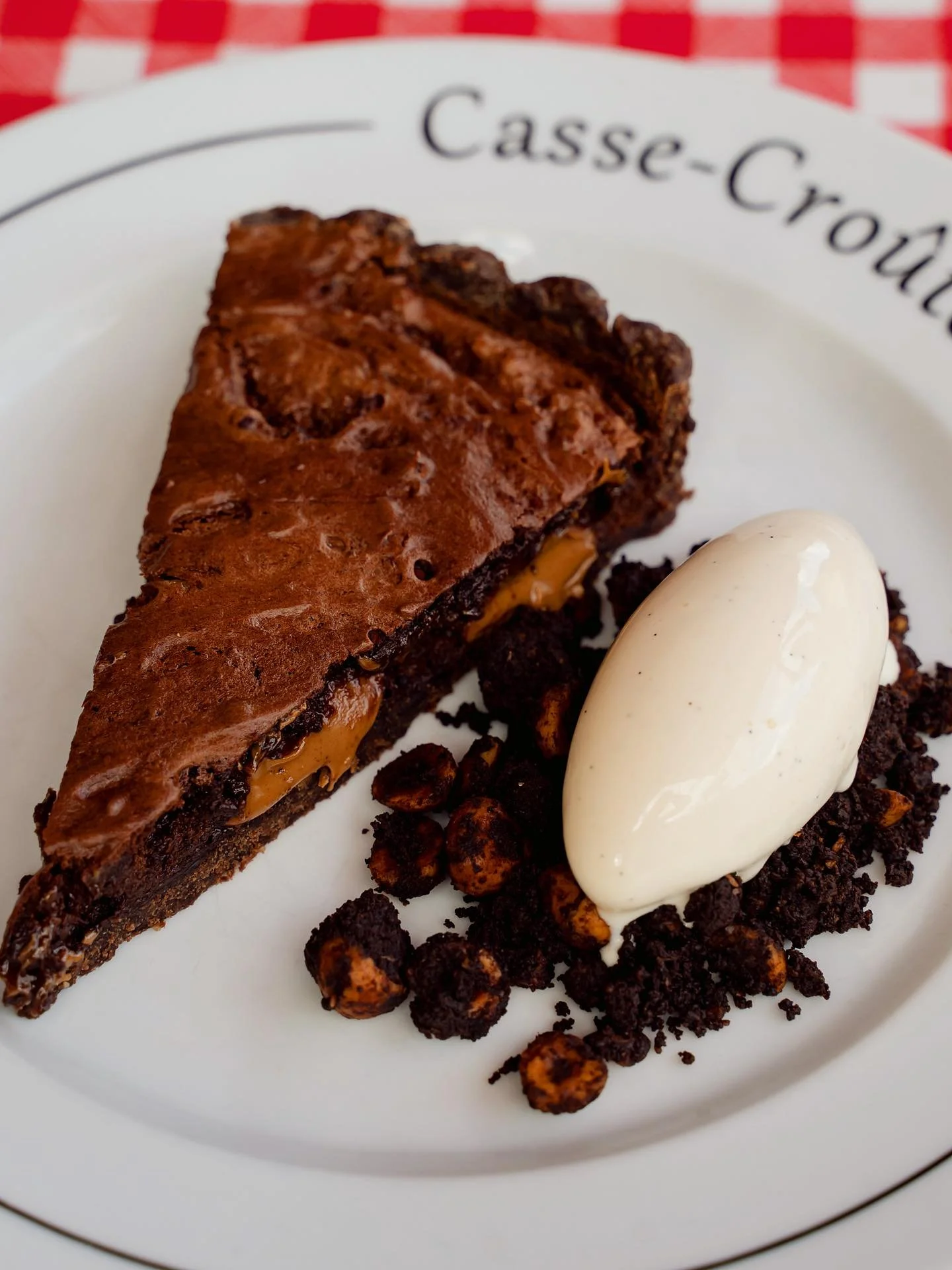 Rich chocolate and hazelnut tart, with a delicate chocolate-hazelnut crumble and ice cream. ✨🍦

#icecream #chocolate #hazelnut #frenchfood #frenchcuisine