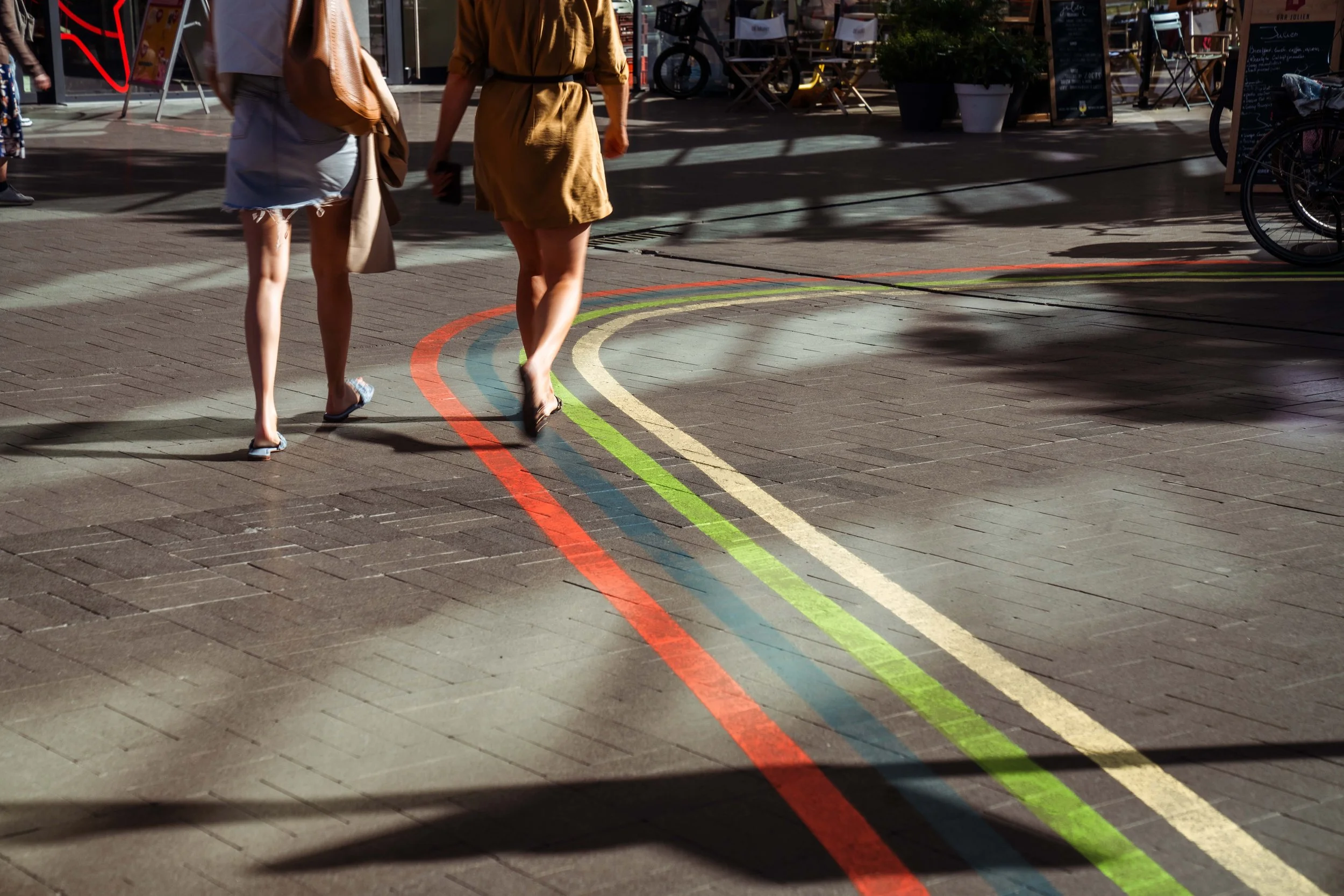 Personen wandelen over kleurrijke lijnen op het plein