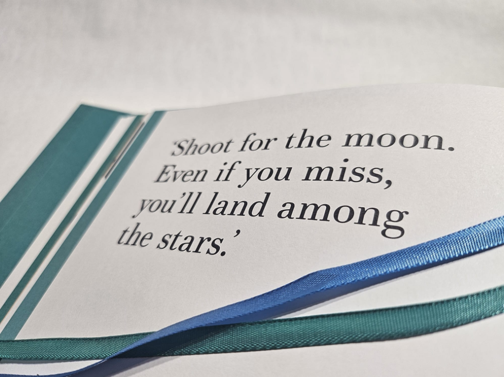 Detail foto van de opmaak van het boek met quote en kleurrijke lintjes.