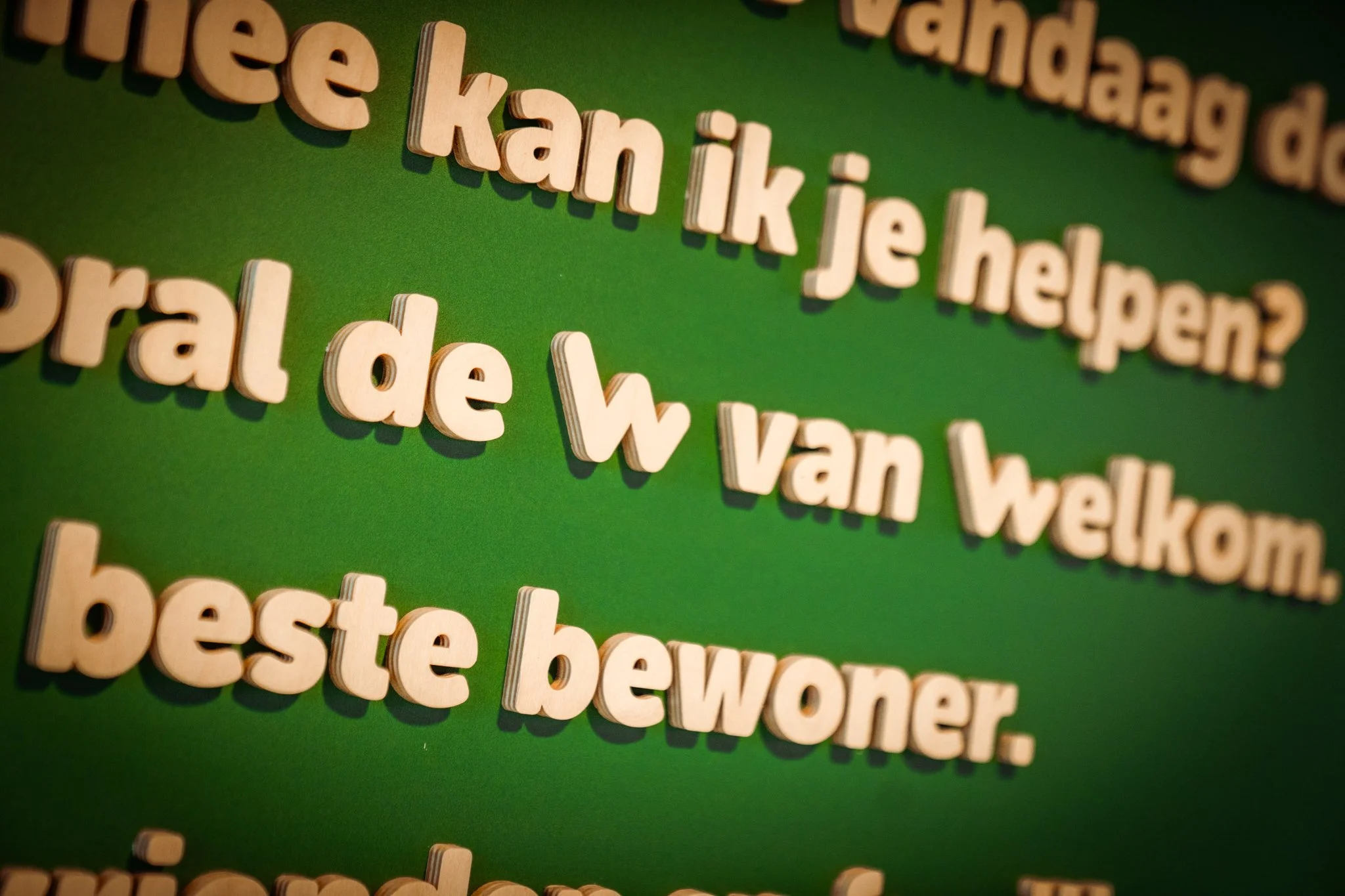 Detail foto van welkomst tekst op de muur 