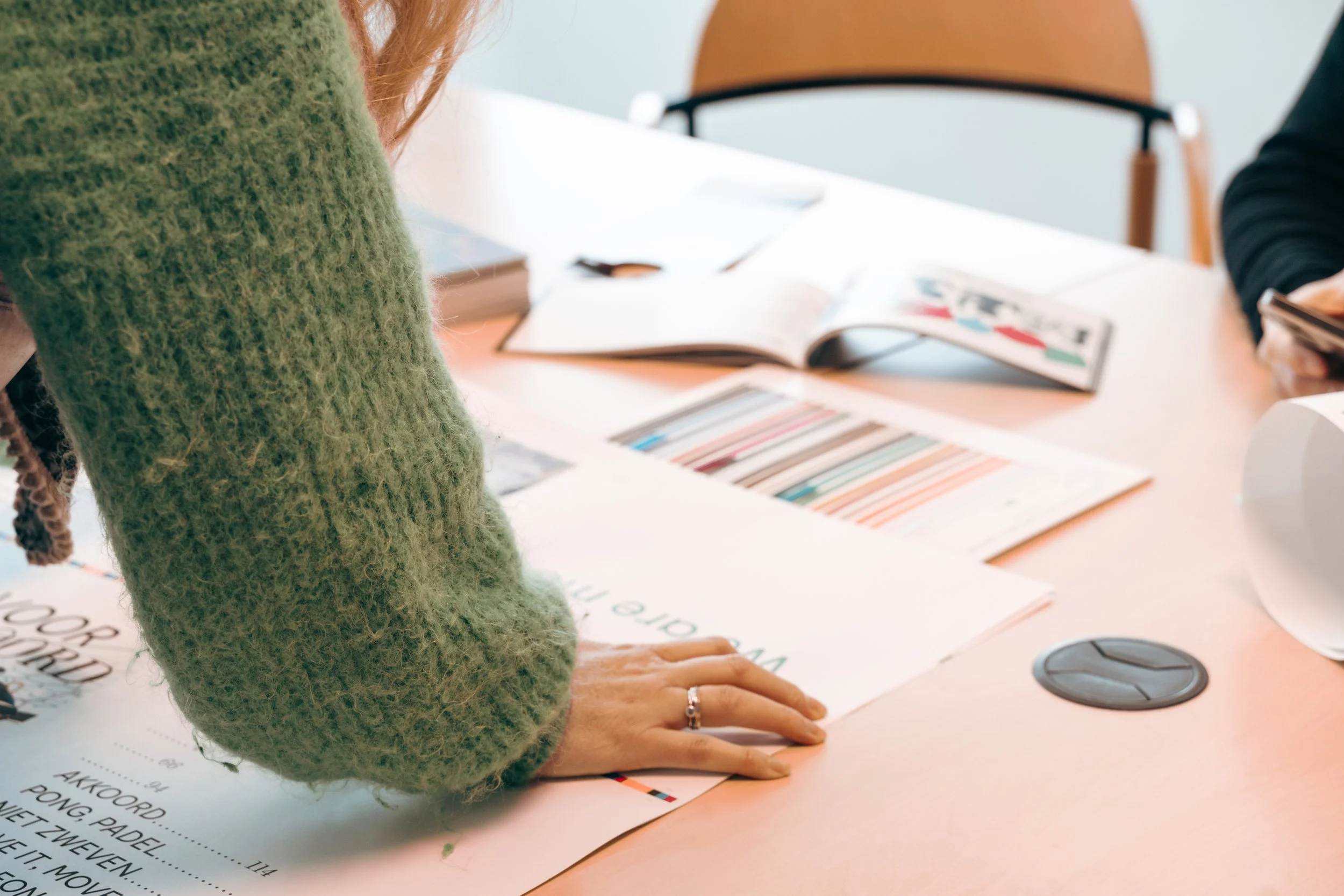 Personen bekijken en bespreken details van het drukwerk.