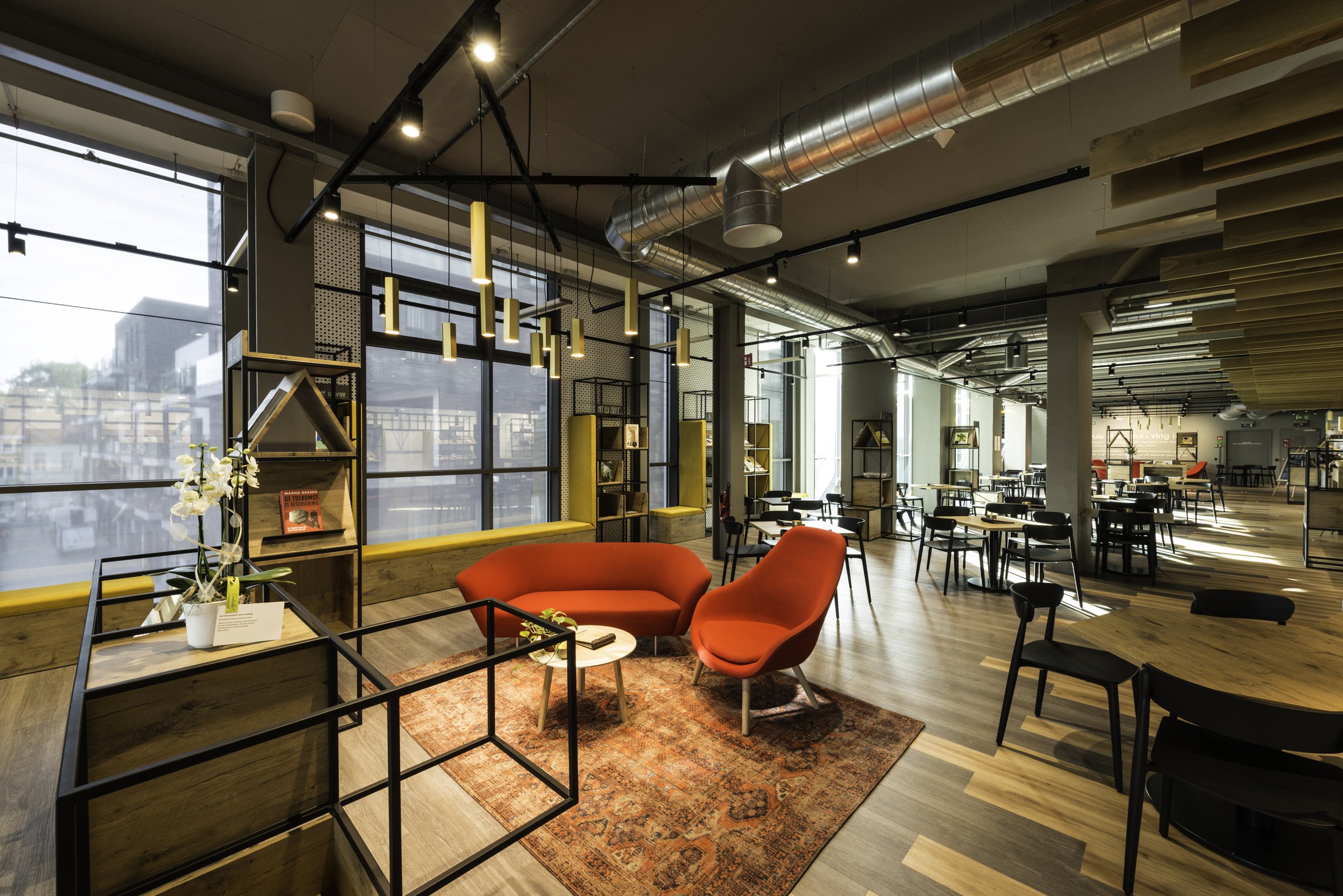 Salonhoek met rode zetels en roodachtige tapijt