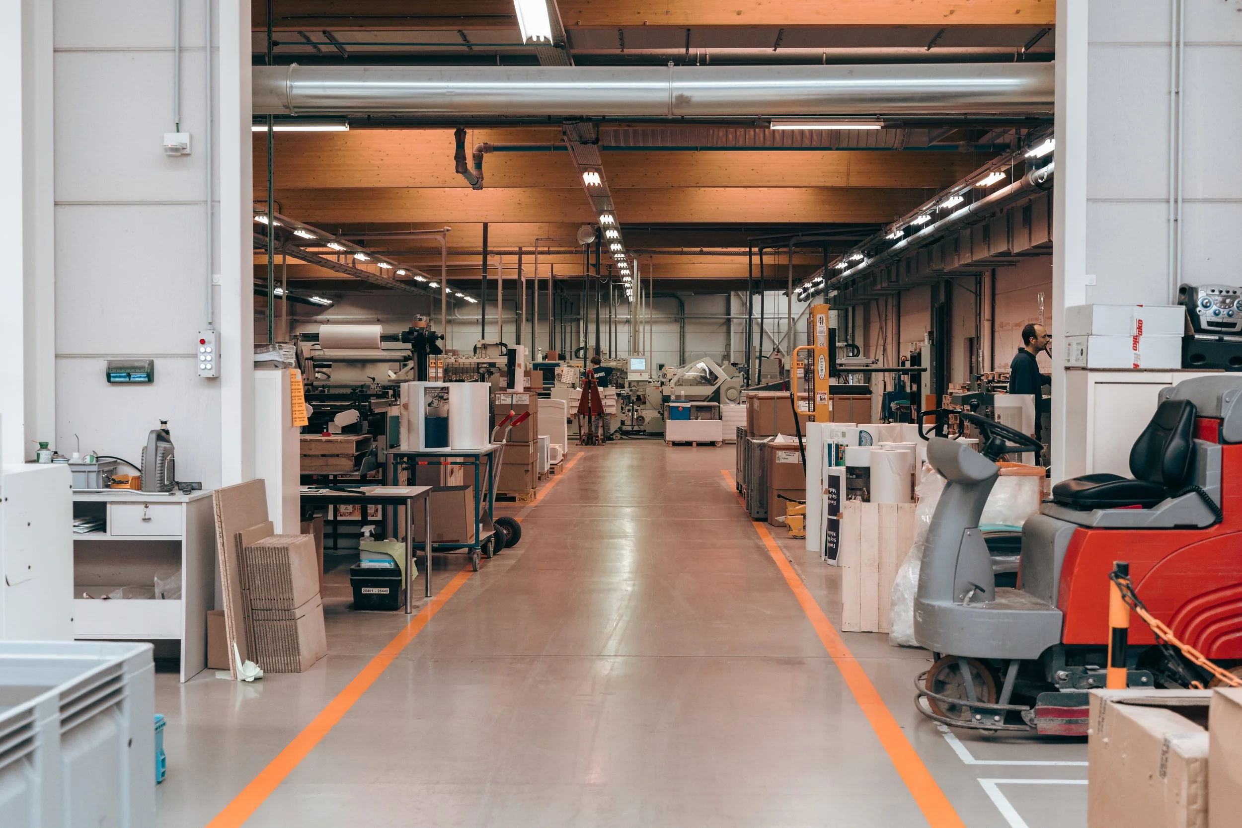 Wijde foto van het magazijn van de drukkerij