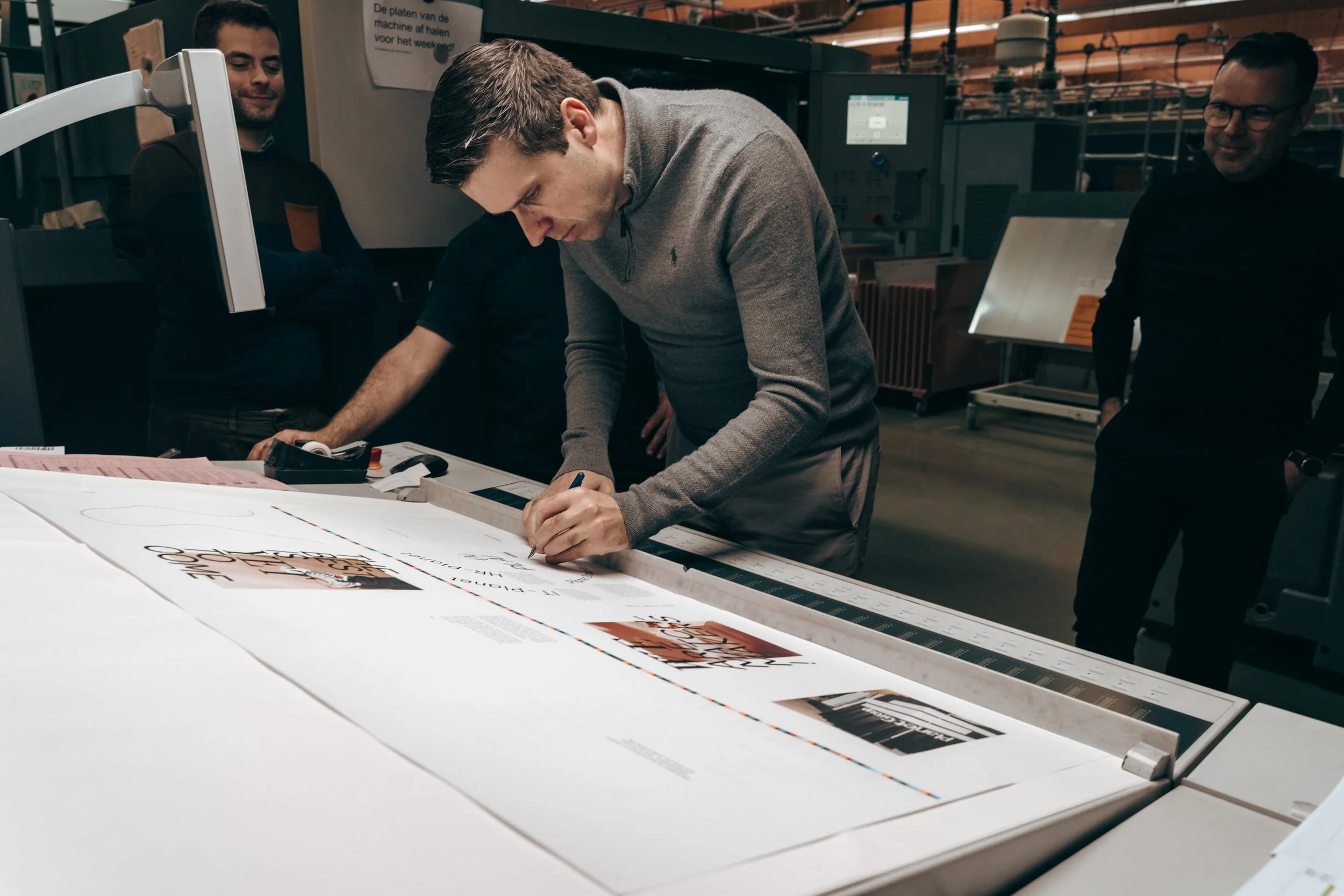 Eigenaar Gelo ondertekend het boek. 