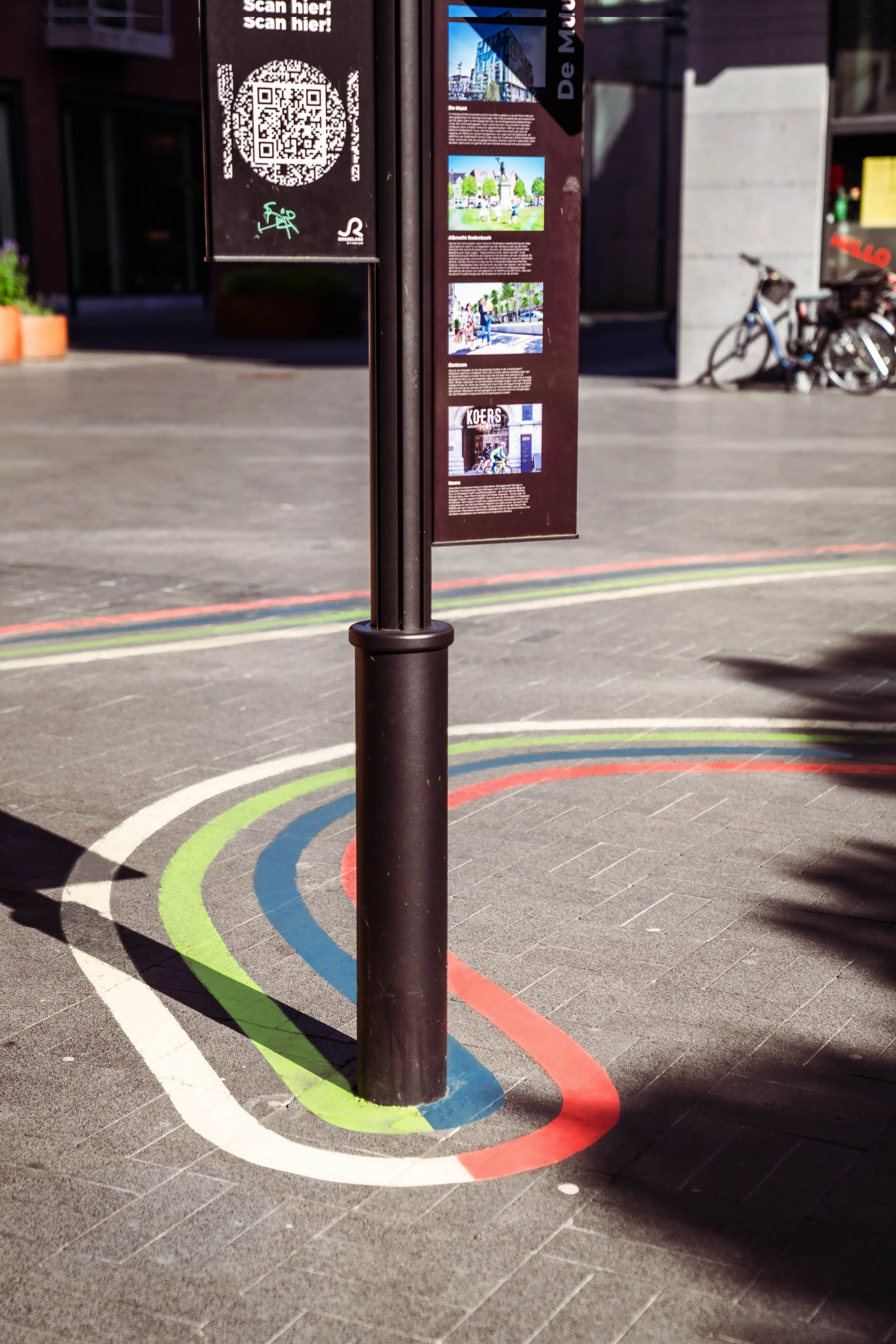 Hoofd signalisatie bord op het plein omringd door kleurrijke lijnen