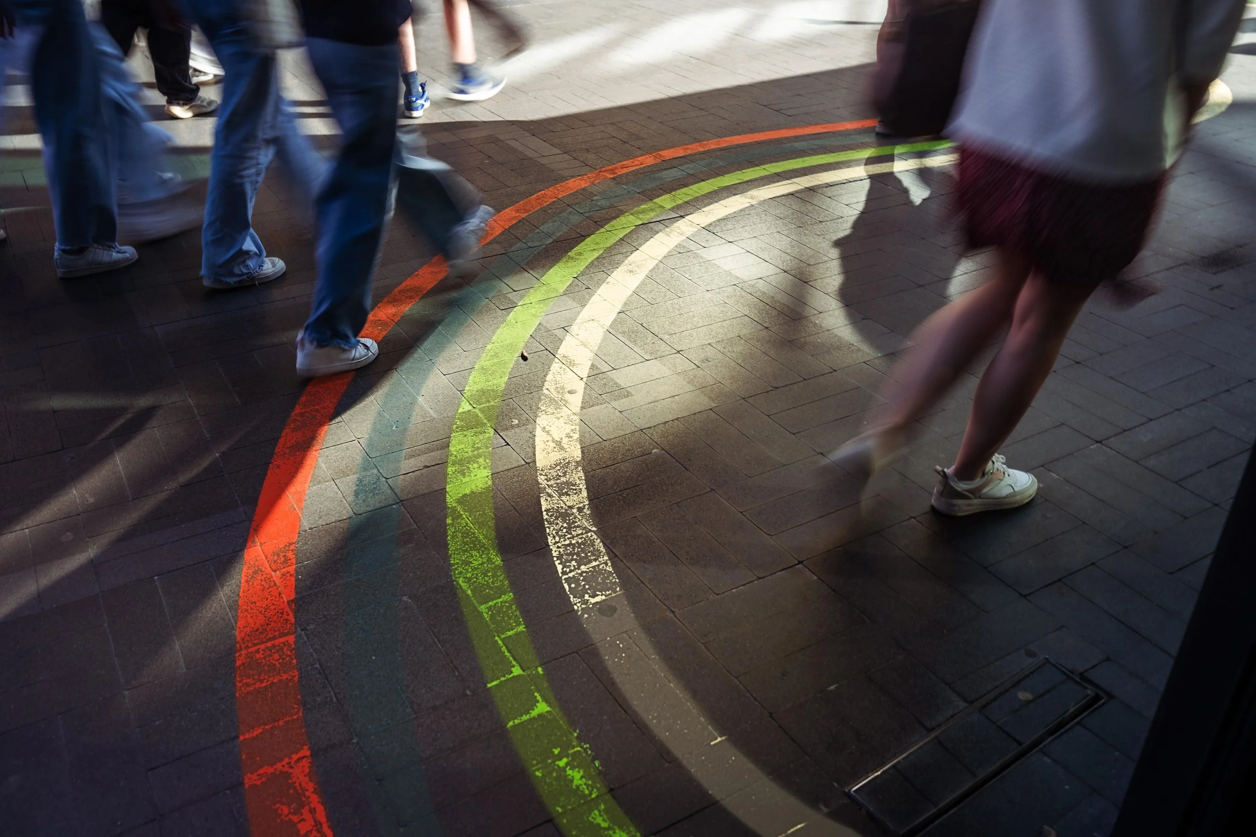 Personen wandelen over kleurrijke lijnen op het plein