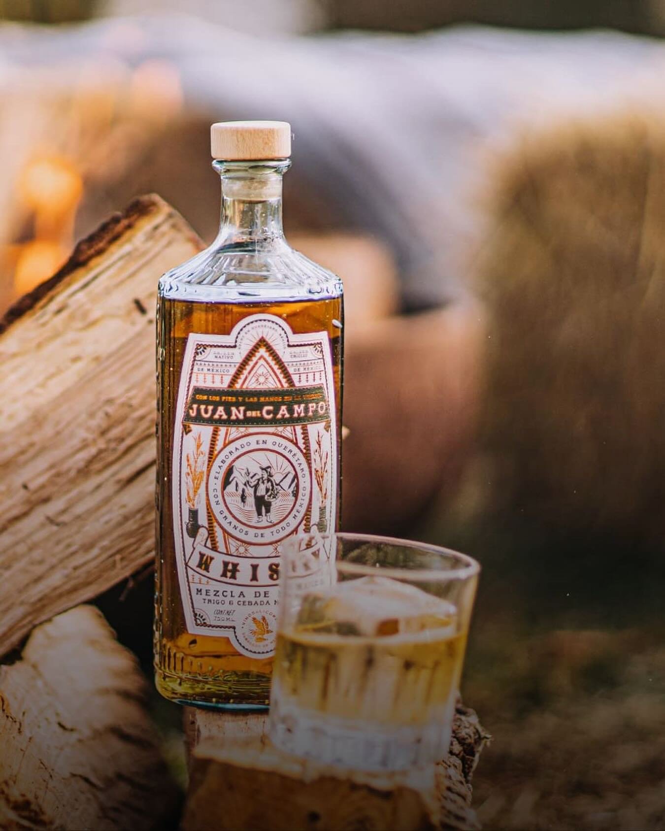 Y como siempre, tratando de incluir productos artesanales de calidad.

Esta vez tenemos un whiskey excepcional, un whiskey que te har&aacute; sentir orgulloso de ser mexicano.

Juan del campo, whiskey de ma&iacute;z negro FUEGO EN CASA GOTA.