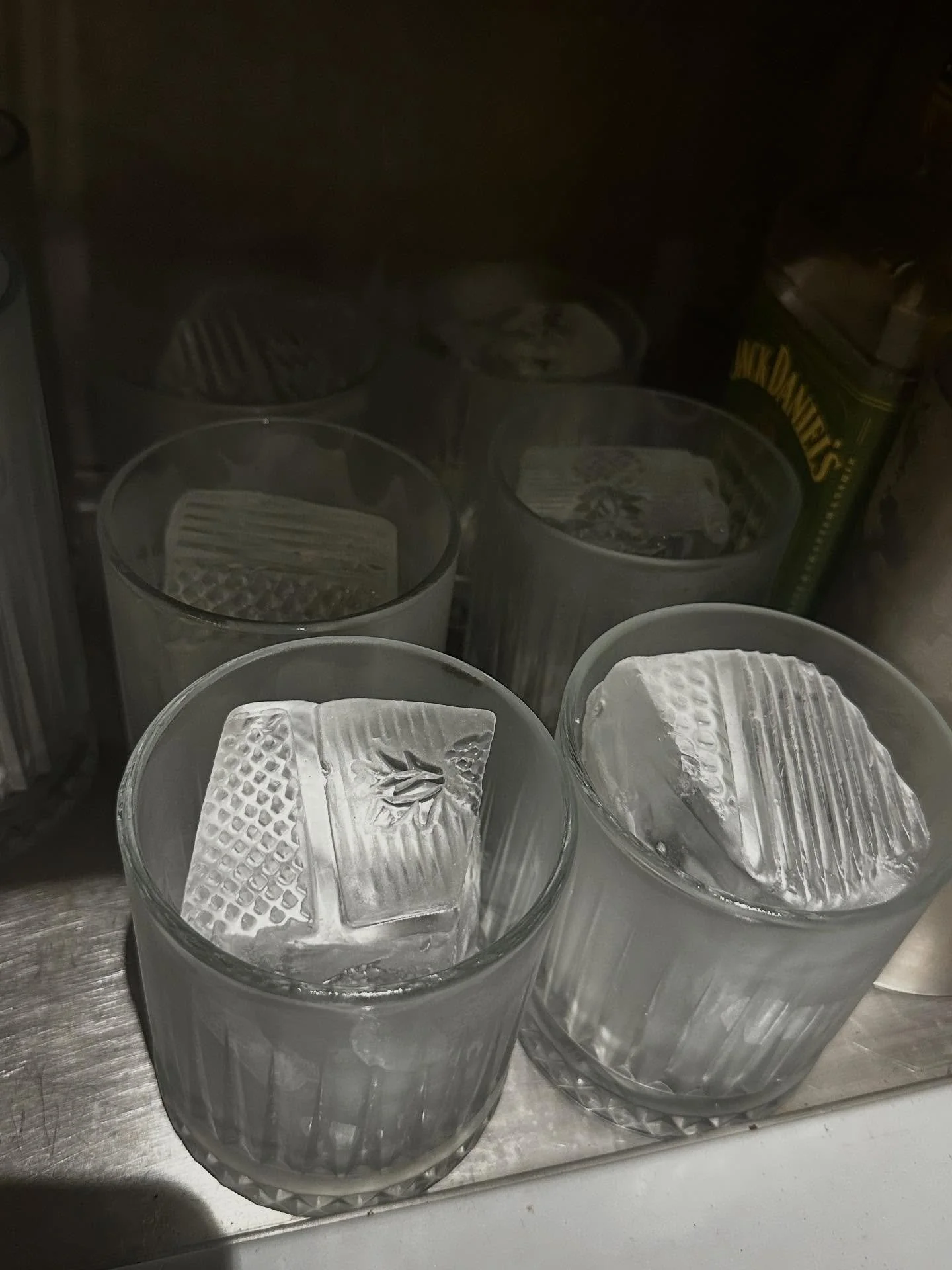 El hielo limpio cortado a mano y los vasos congelados son s&uacute;per importantes para los c&oacute;cteles de nuestros invitados en quetzal
🧊 🍸