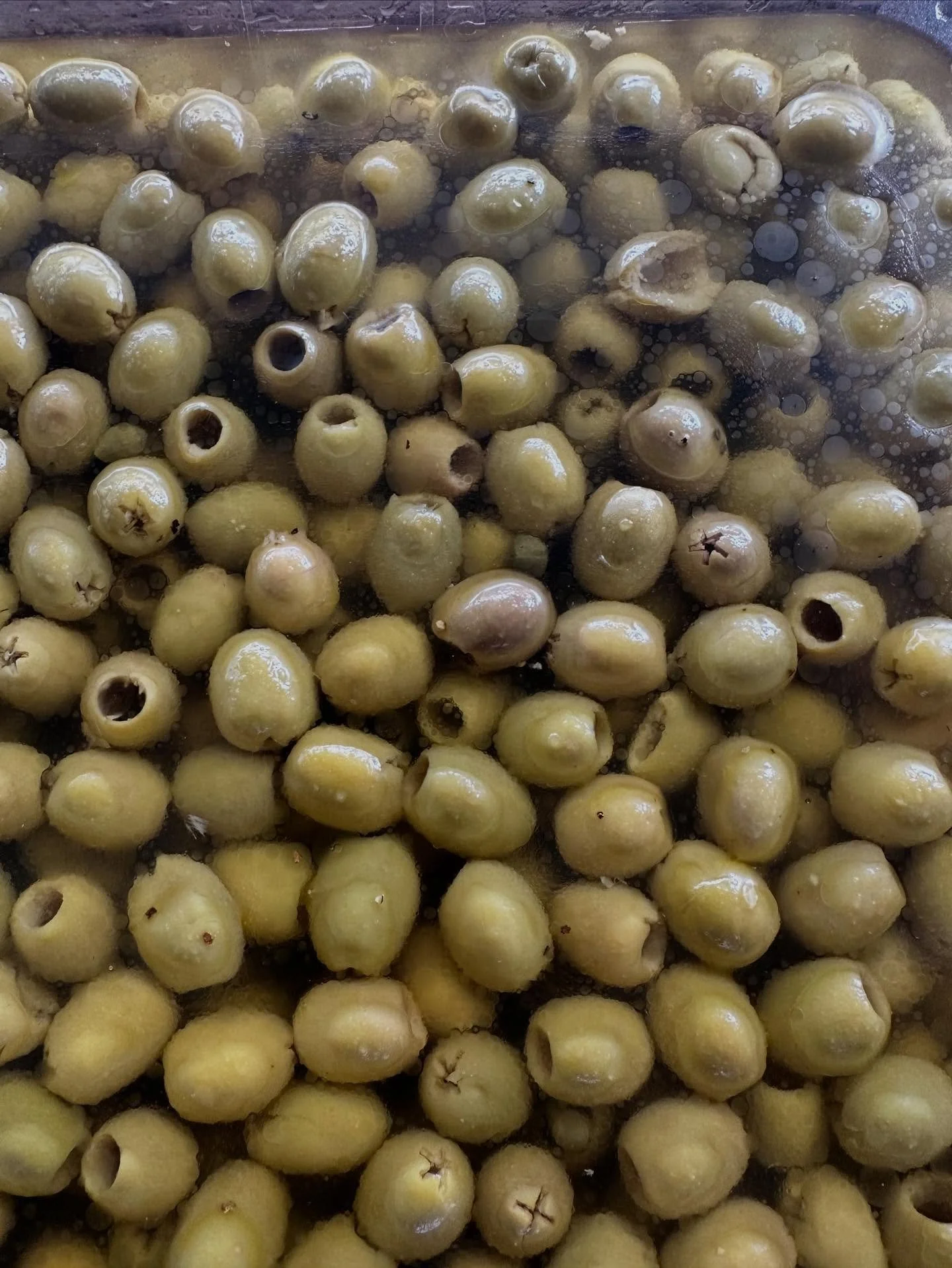 Ven a probar nuestros deliciosos Martinis sucios con estas aceitunas pimpeadas hechas en casa, puro sabor hecho con amor! 🍸 🫒