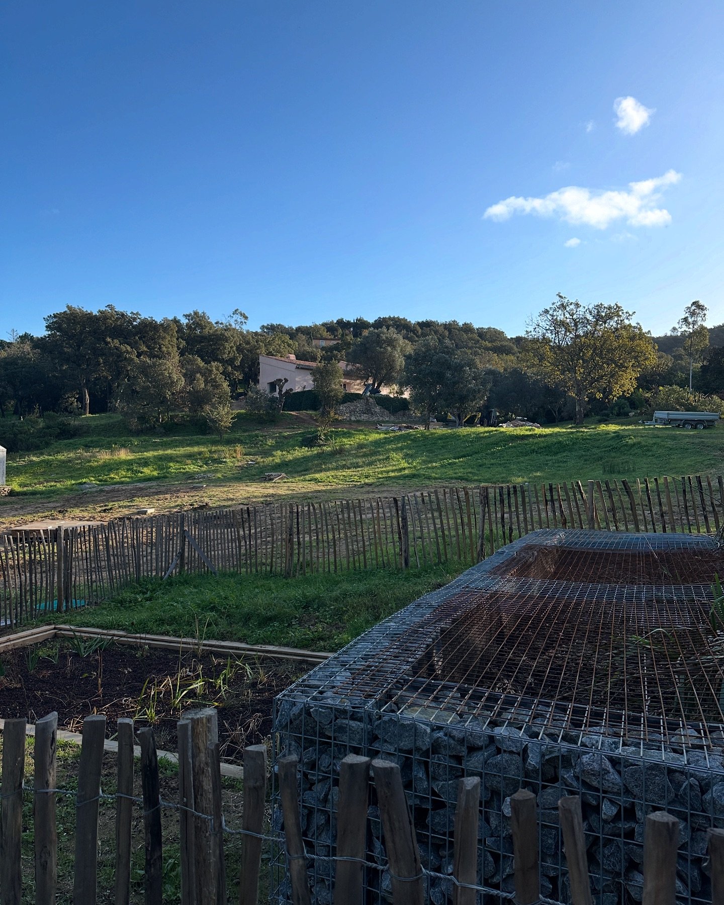 Projet Magnan - Mise en place d&rsquo;une station de phyto-&eacute;puration pour la partie assainissement individuel et autonome. Pour les eaux pluviales, plusieurs cuves de r&eacute;cup&eacute;rations ont &eacute;t&eacute; enterr&eacute;es pour coll