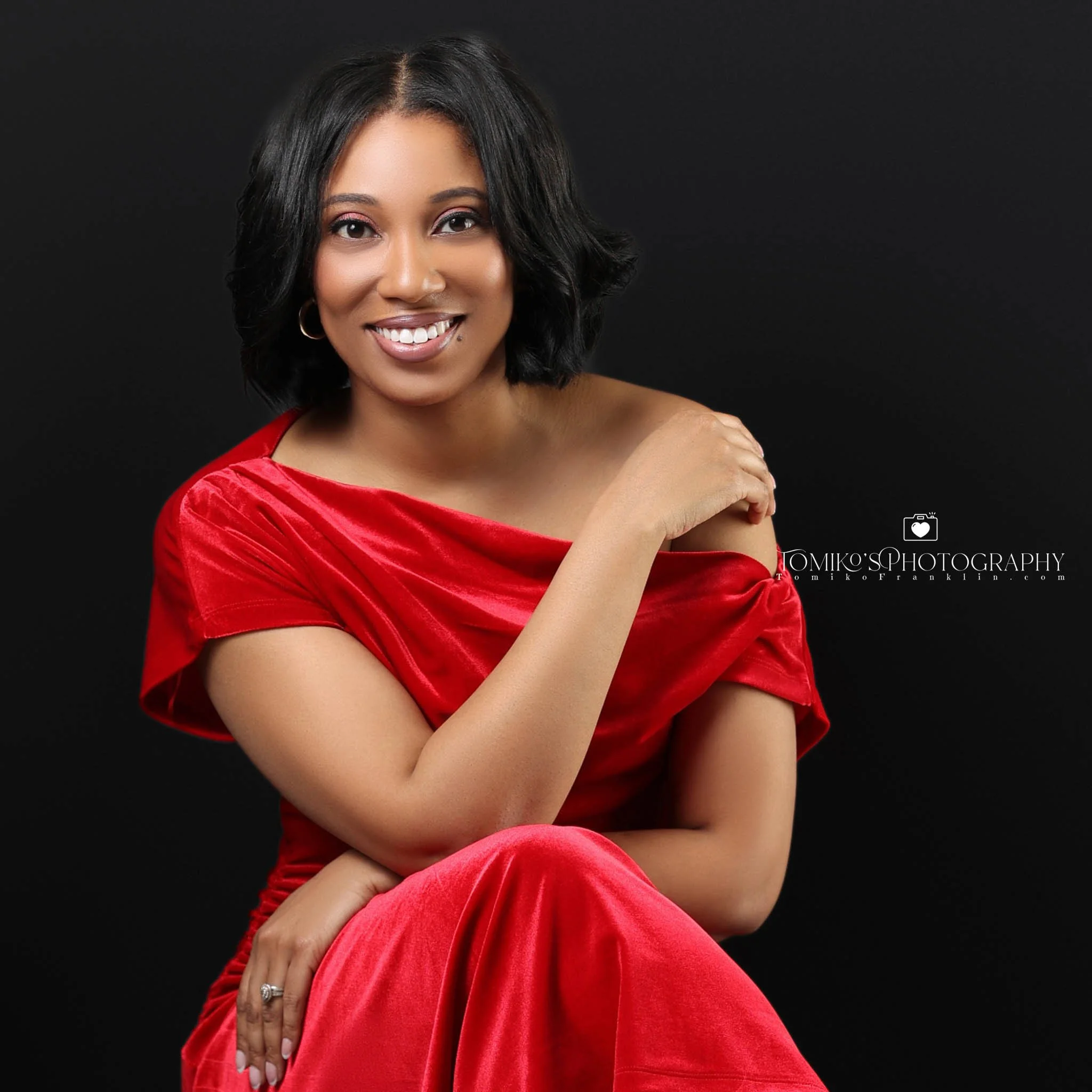 Low‑light glamour 40th birthday portrait in Alabama – dramatic studio lighting by Tomiko’s Photography