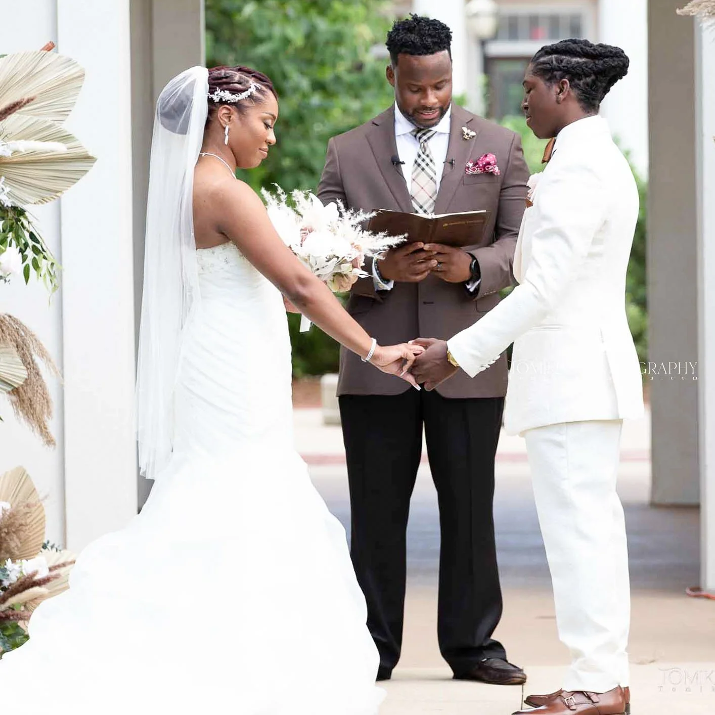 Elopement photo of a coupling saying i do