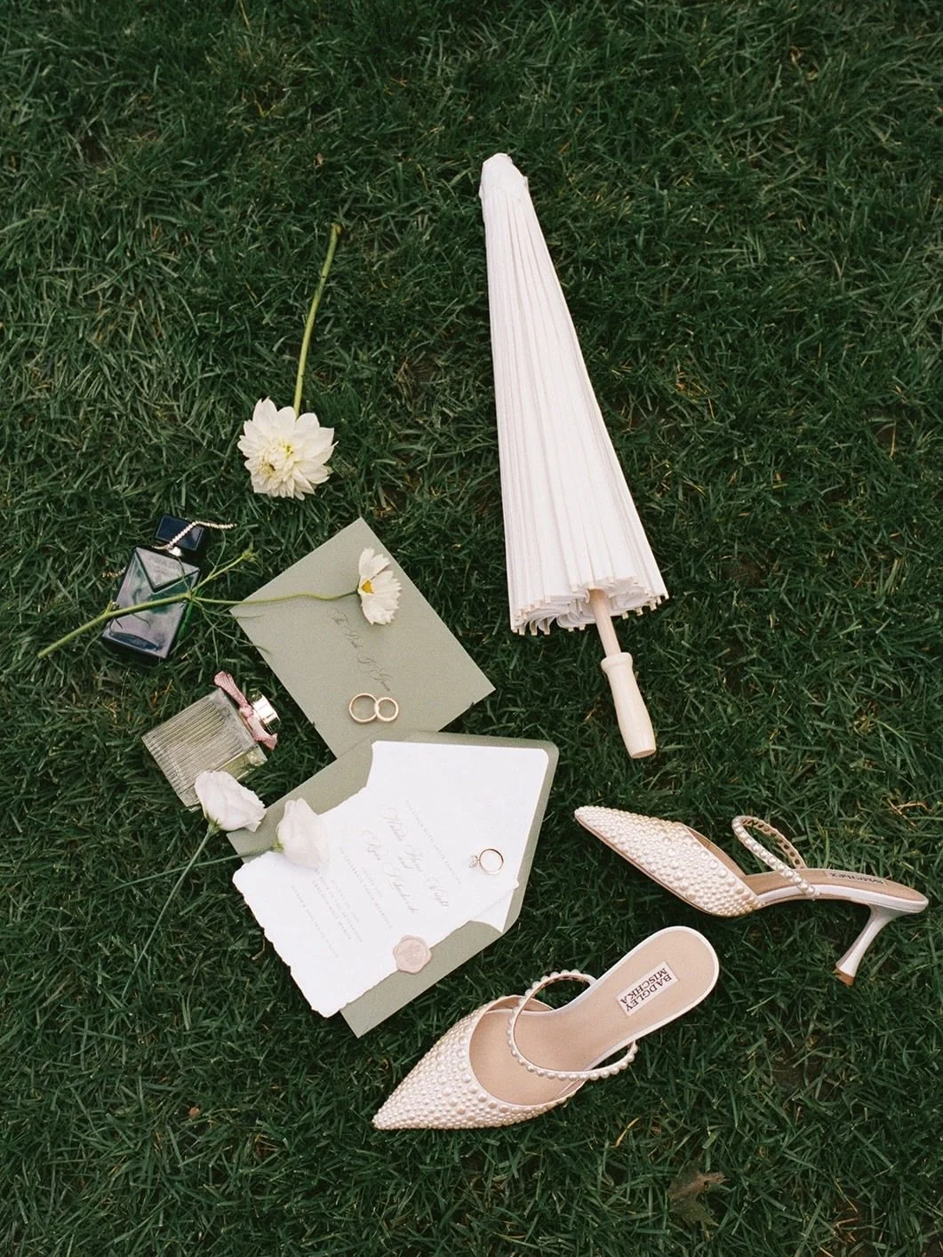 First impressions matter and your wedding invitation is giving your guests a sneak peek before the main event. Make it count. 💌

Planner - @silkyi.events 
Photographer - @kaelaleoneweddings 
Florist - @philiaflora 
Invitations - @with.ink.and.ivy