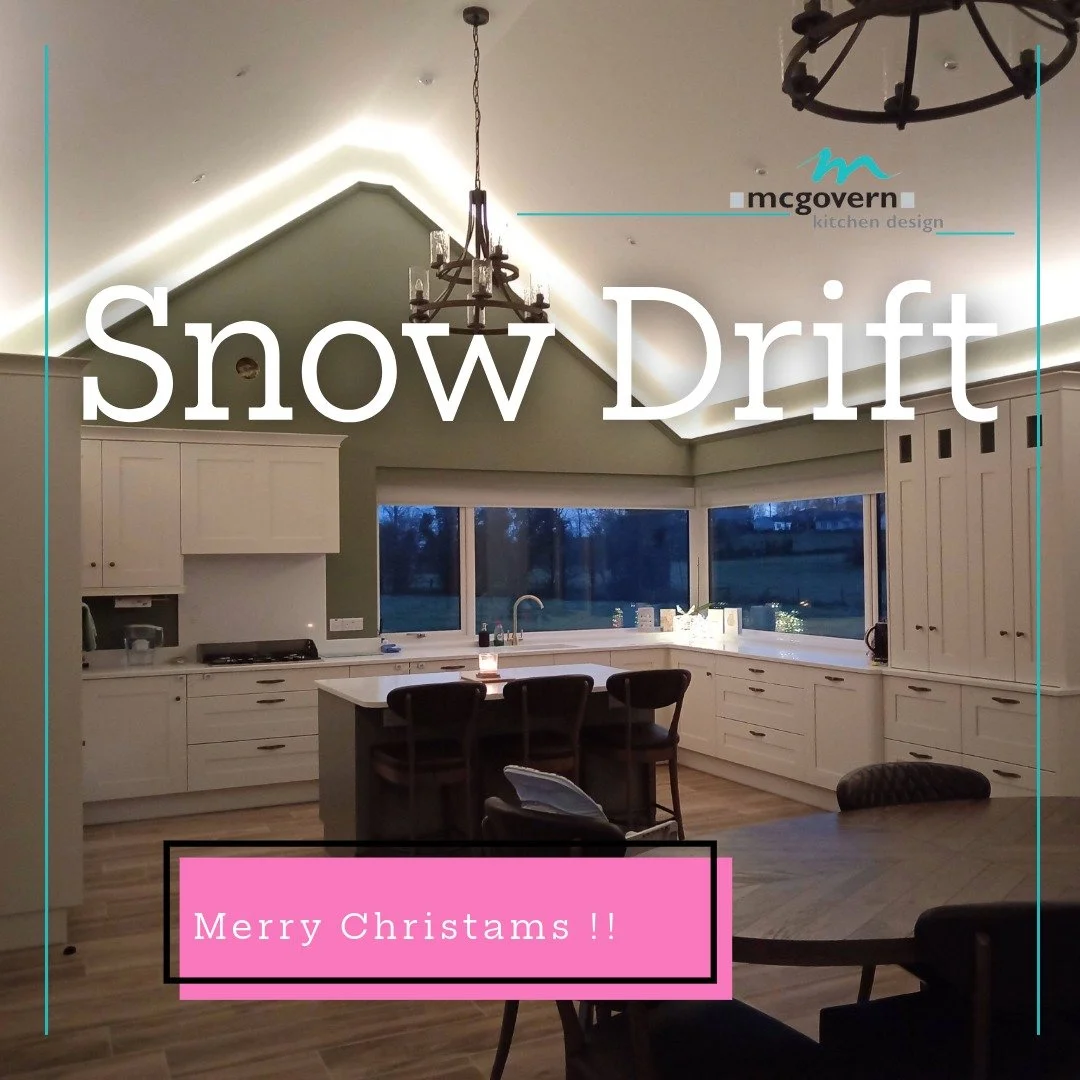 This kitchen is the perfect balance of warmth and refinement ✨ Regiment green walls frame crisp painted cabinetry, while the vaulted ceiling and hidden LED lighting add a real sense of height and calm. The island creates a natural gathering space, pa