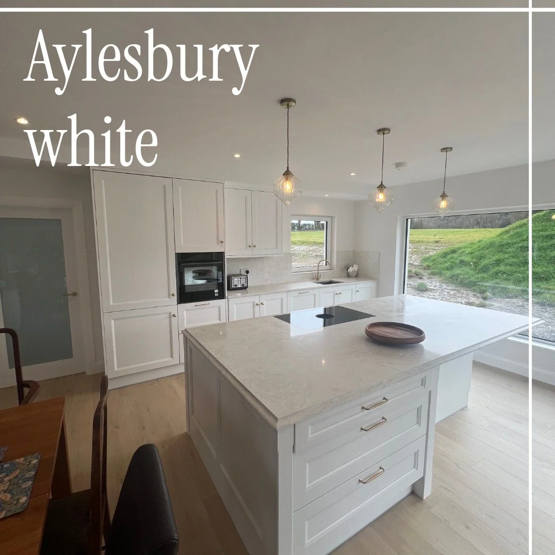 Timeless elegance meets everyday function ✨ This beautiful kitchen pairs Aylesbury White cabinetry with the stunning movement of Calypso Quartz worktops, creating a bright and sophisticated space that feels both classic and fresh. The glass display u