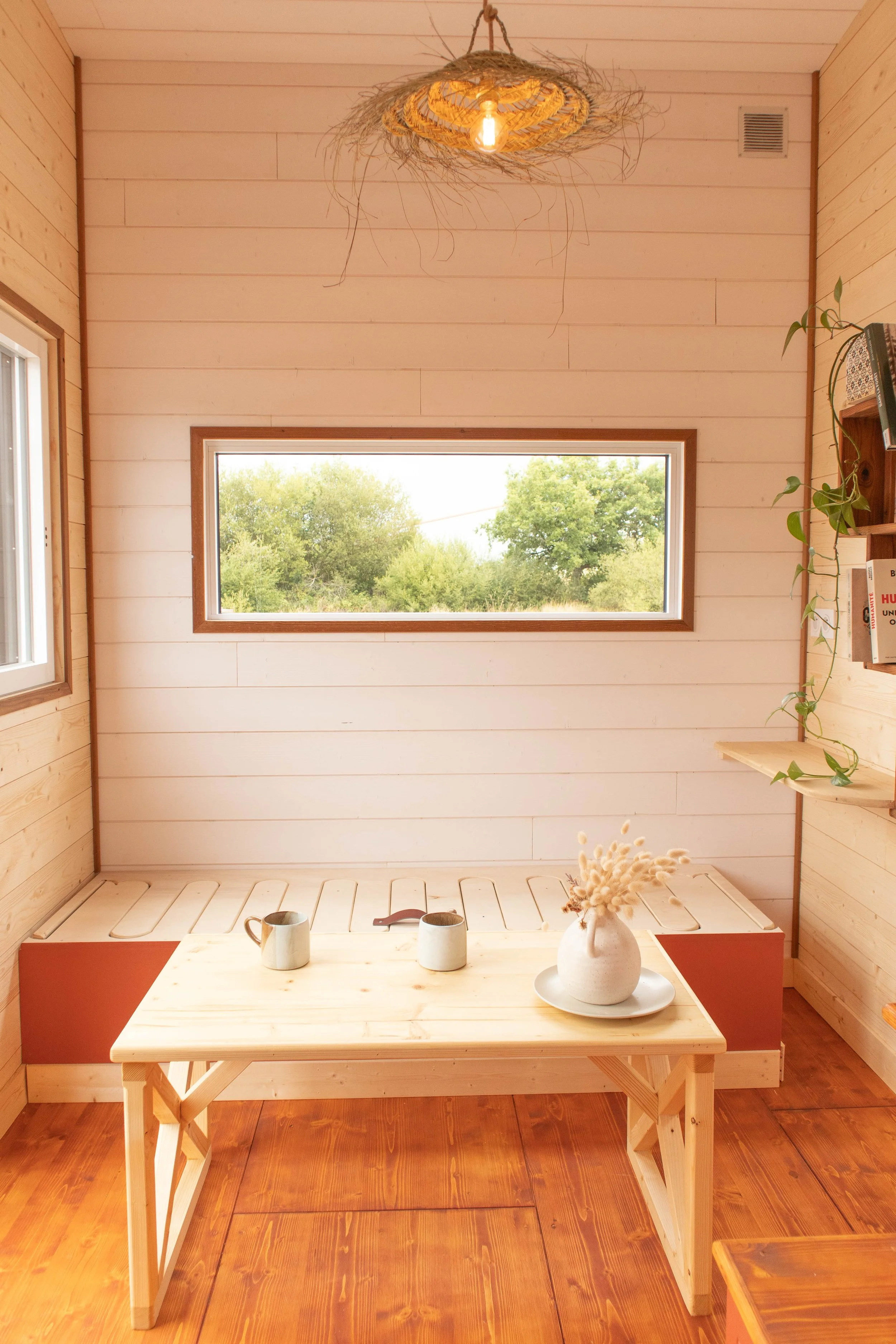intérieur d'une tiny house avec lambris blanc et épicéa
