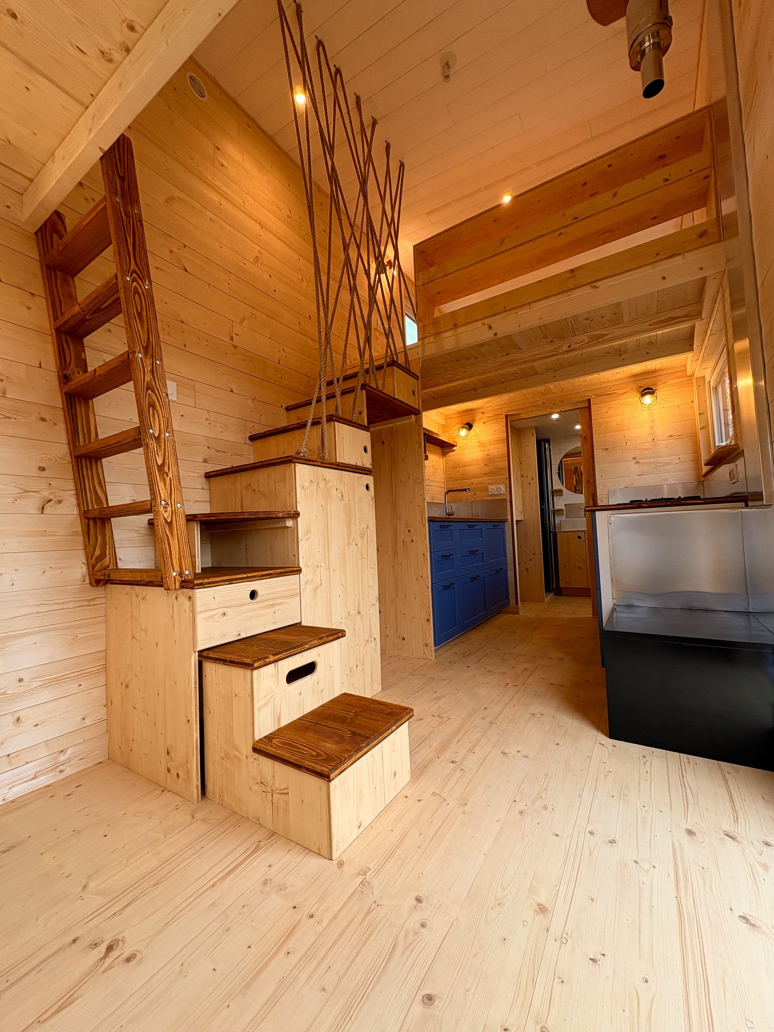 cuisine et escalier de tiny house