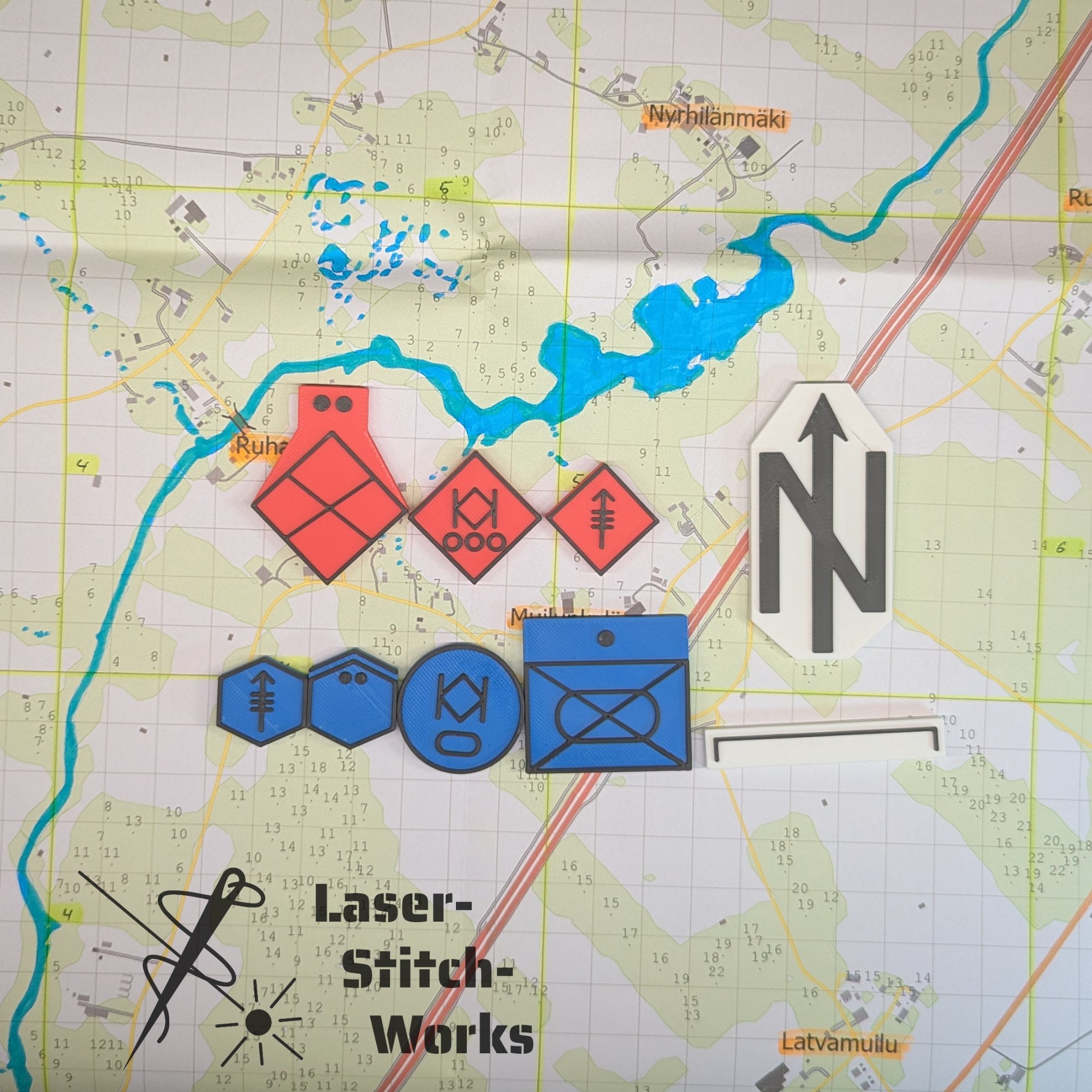 Karte mit verschiedenen Markierungen und Symbolen, darunter blauer, roter und schwarzer Markierungen, sowie Texten auf Deutsch. Es zeigt einen Karte mit Wasserwegen, Ortschaften wie Muudlu und Latvamüllu, und einen Richtungspfeil nach Norden.