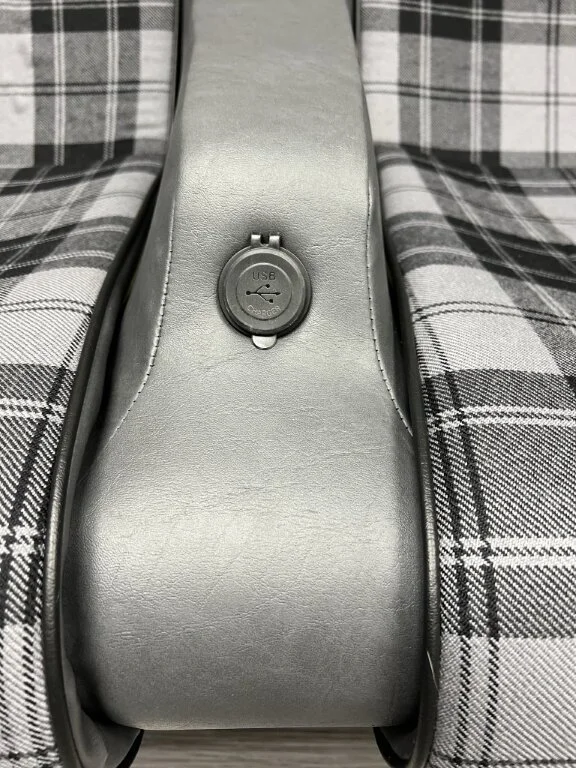 622_rear_seat_usb_1_.jpeg