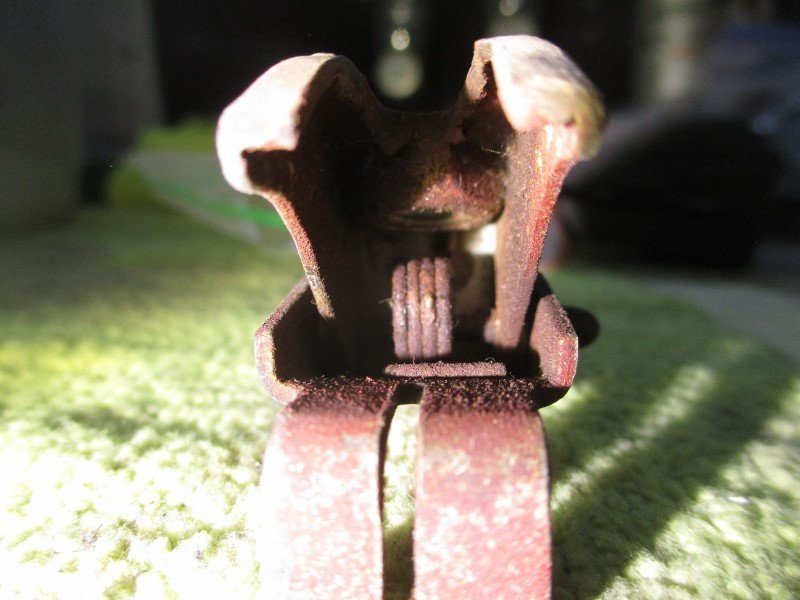 825_fuel_door_catch_1_.jpg