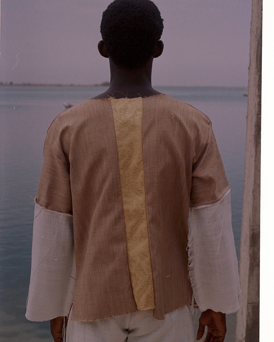 Pulaar &bull; Collection Histroire &bull; Maabube &bull; N&bull;003&bull;

The Parisian based fashion label draws inspiration from its multicultural heritage to create a dynamic and vibrant aesthetic.

Shot in Dakar, this series showcases Pulaar&rsqu