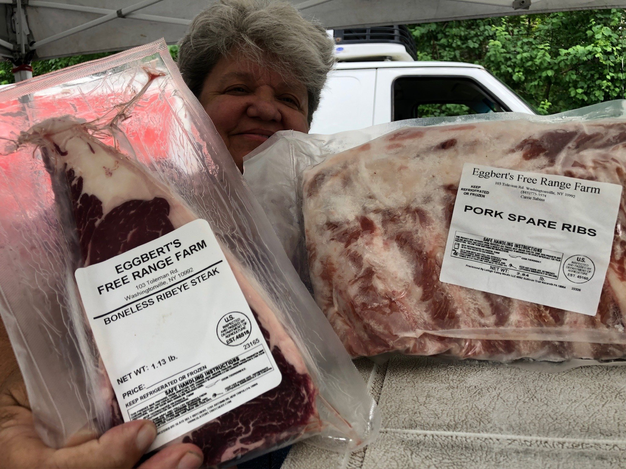 Woah look at those spare ribs and ribeye steaks that you can get at Eggbert's Free Range Farm! Perfect for the last of the cold weather, they got all kinds of meat and full chickens as well! @eggbertsfreerangefarm 
.
.
.
 #csfarmmarket #coldspringfar
