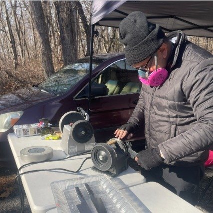 Bring out your knives, garden tools and more! The Cook's Nook is back this weekend to sharpen any of those dull knives or tools, a perfect way to start cooking those spring veggies or to clean out your garden! @cooksnookct 
.
.
.
 #csfarmmarket #cold