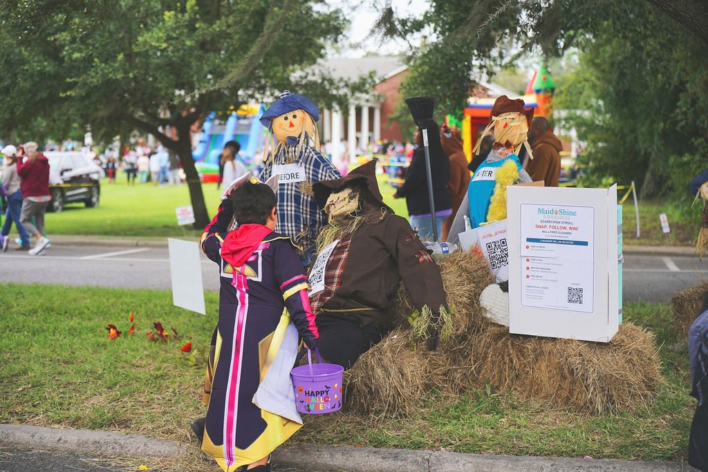 scarecrow-stroll2600417.jpg