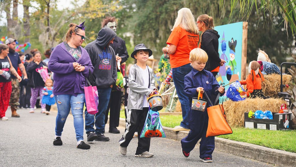 scarecrow-stroll2609917.jpg