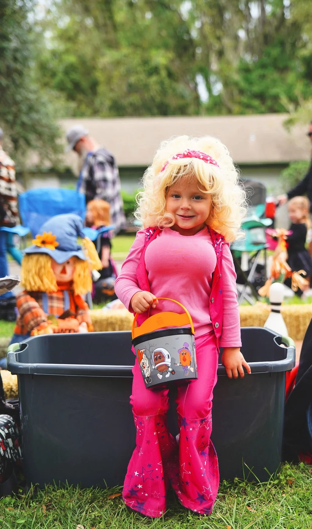 scarecrow-stroll2600282.jpg