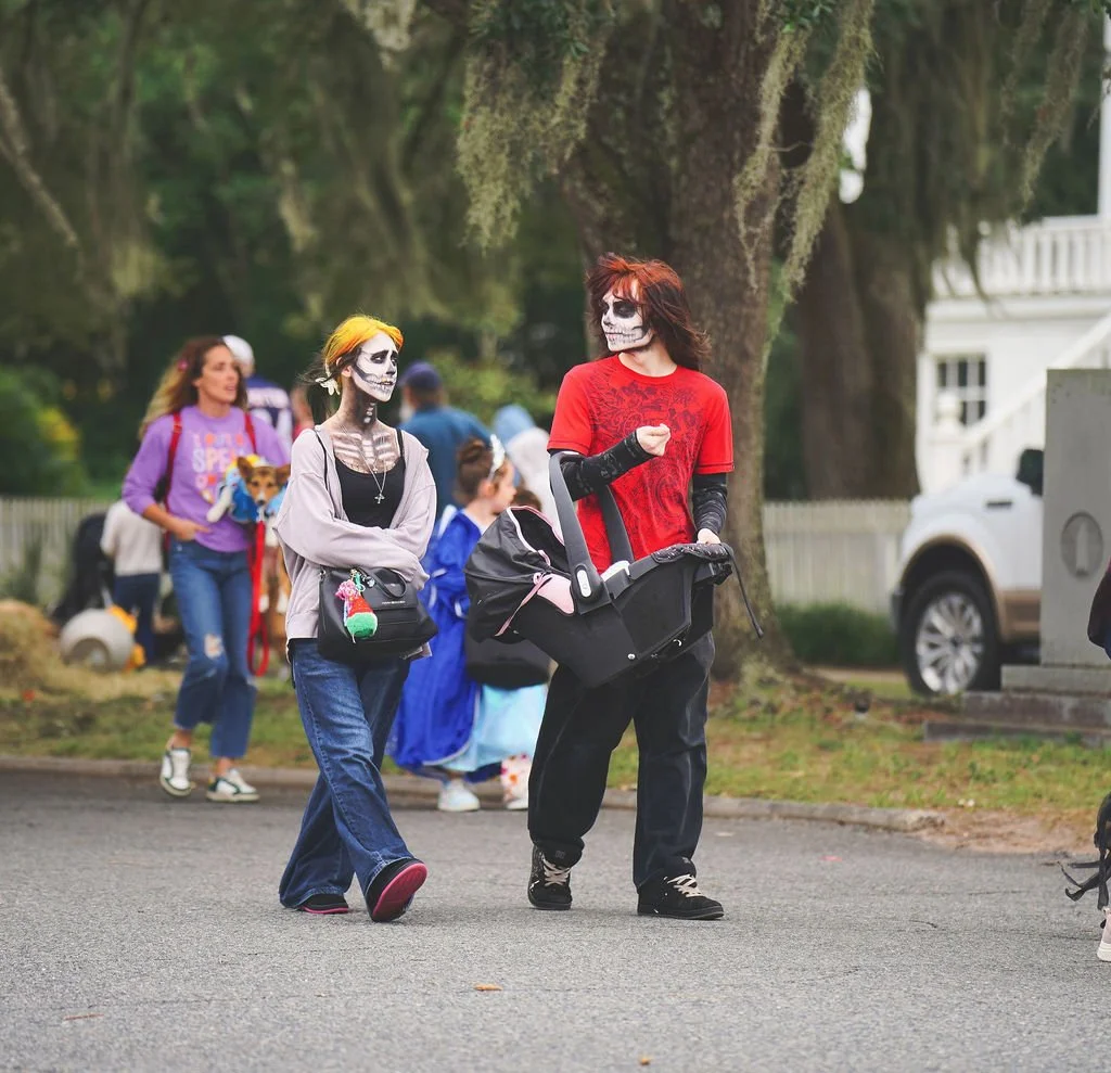 scarecrow-stroll2600402.jpg