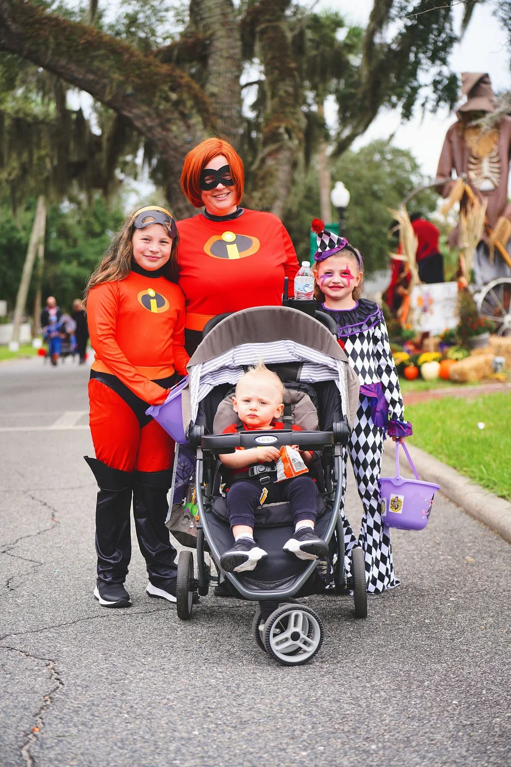 scarecrow-stroll2600379.jpg