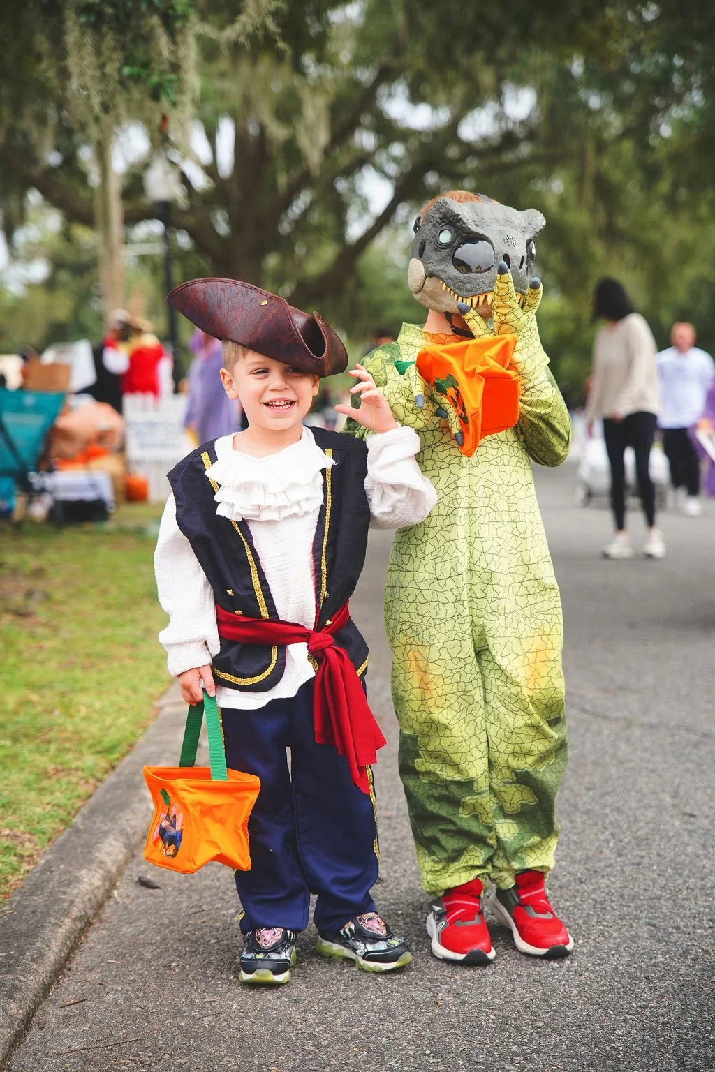 scarecrow-stroll2600291.jpg