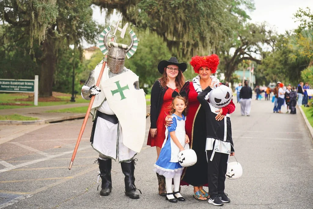 scarecrow-stroll2609945.jpg