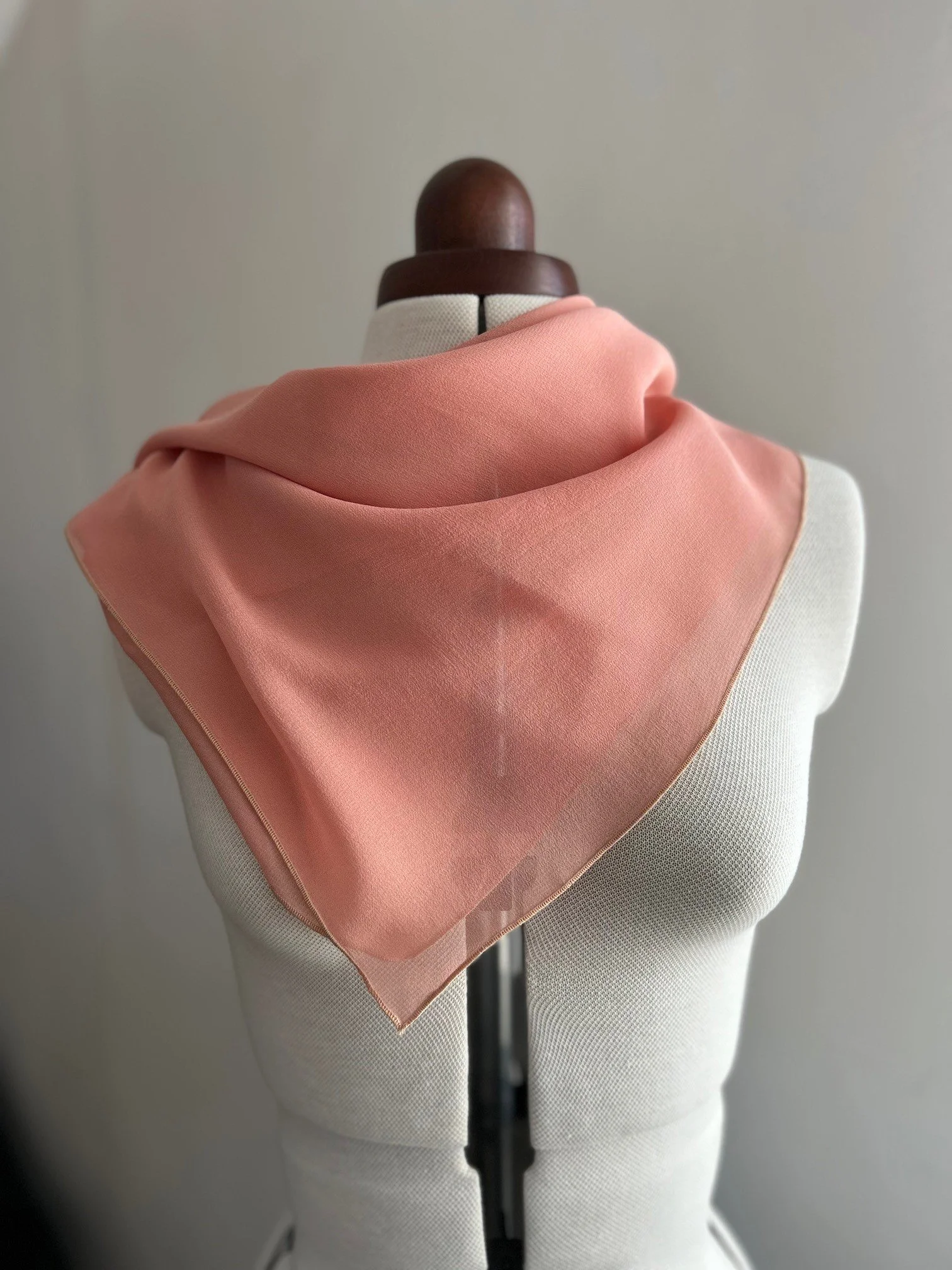 Seidentuch um Schneiderpuppe.jpg