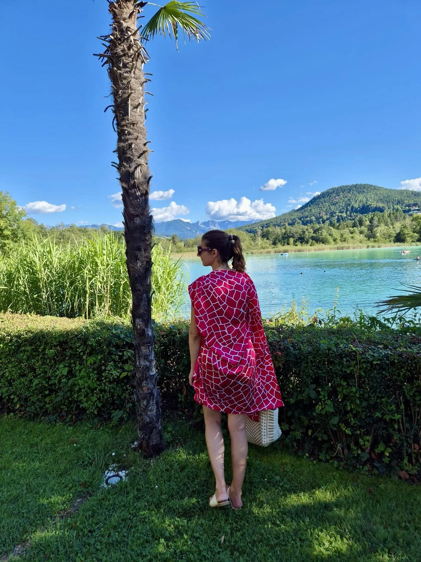From finish line to lake time 🏃🏻&zwj;♀️💧☀️
After the half marathon: into a dress made from Seta di Como &ndash; soft, flowing, and just a little wild.
Perfect for an after-run swim and a lakeside drink.
The fabric? Found in Genova &ndash; still my