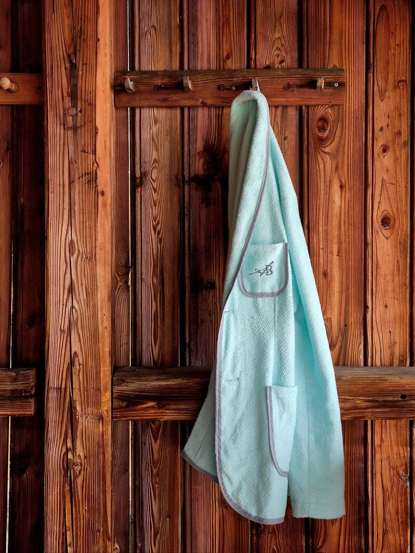 Lake memories &amp; late summer tones 🌊☀️
This terry cloth jacket was made for him &ndash; soft, simple, and matching the turquoise of the lake almost perfectly.
A quiet companion for the last warm moments of the season.

#coutureatelier #annebusch 