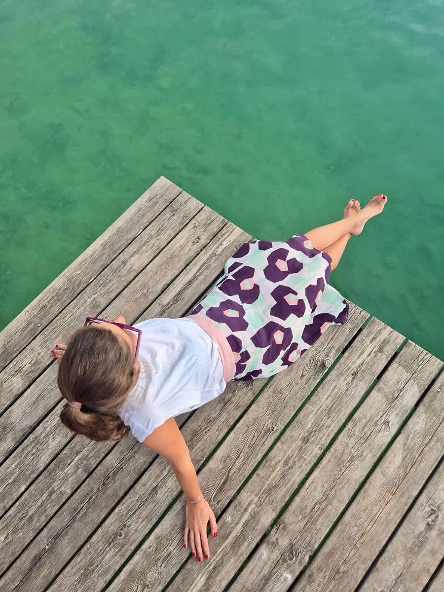This skirt, this lake, this light 🌿💧☀️
The color couldn&rsquo;t have matched better &ndash; soft turquoise, calm water, and those quiet end-of-summer moments.
A piece that feels like the season: light, easy, and ready to move with the breeze.

#cou