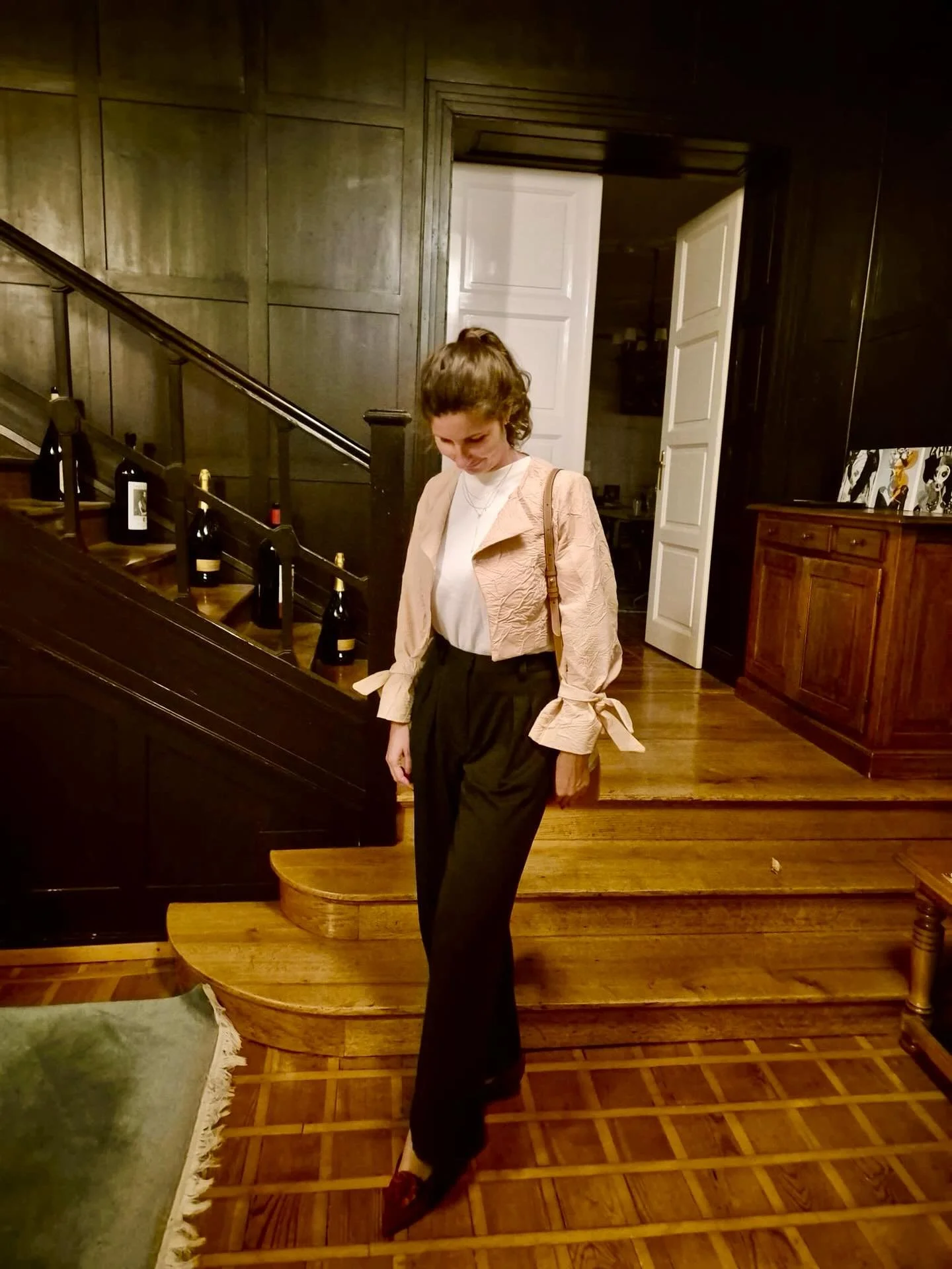 Evenings at the lake, wrapped in blush light 🌅
This cropped jacket in a warm blush tone felt just right for the last summer days &ndash; soft air, quiet light, and everything slowing down.
Tailored comfort for golden-hour moments by the water.

#cou