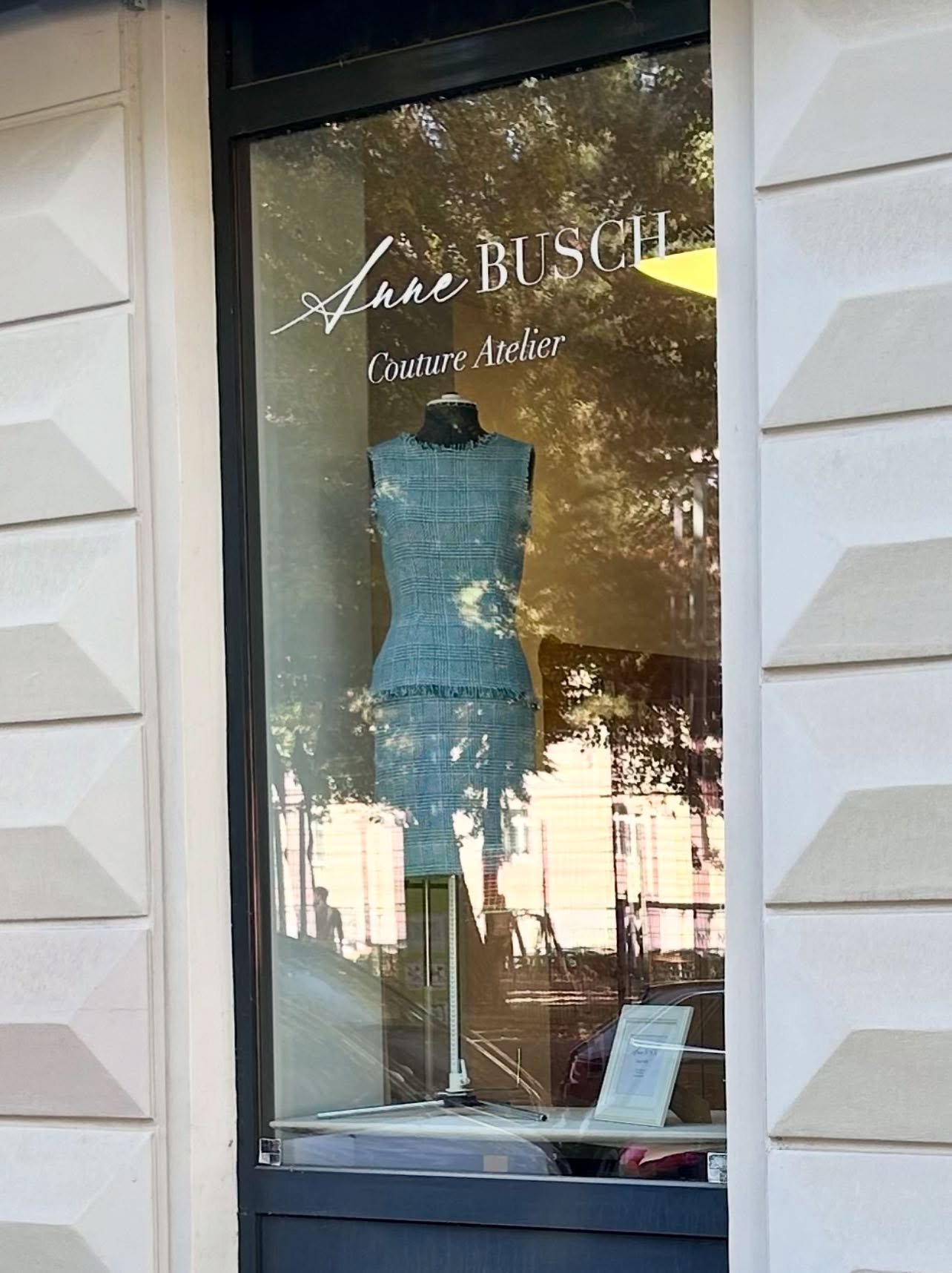 The window is dressed for autumn. ☀️🍂🤩
Come by and have a peek @neon.sharedatelier. 😊

#annebusch #coutureatelier #autumnwindow #slowfashion #handmadestyle #atelierlook #seasonshift