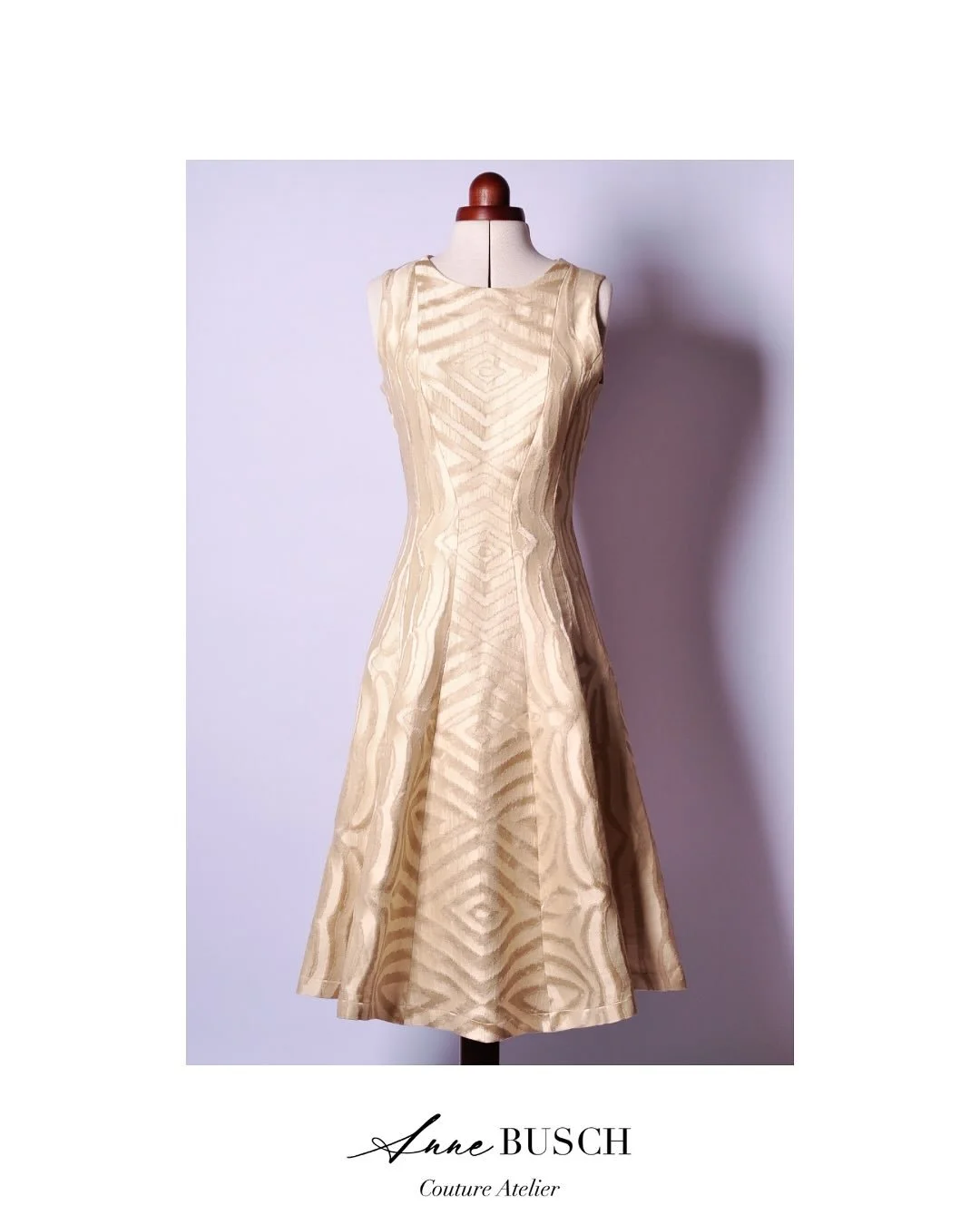 Soft gold, styled my way ✨
Made this dress for myself in a silk&ndash;linen&ndash;cotton blend with a gentle gold sheen. I hesitated at first, then added a belt and cardigan by @sezane and shoes by @furla &mdash; and it suddenly clicked.
What do you 