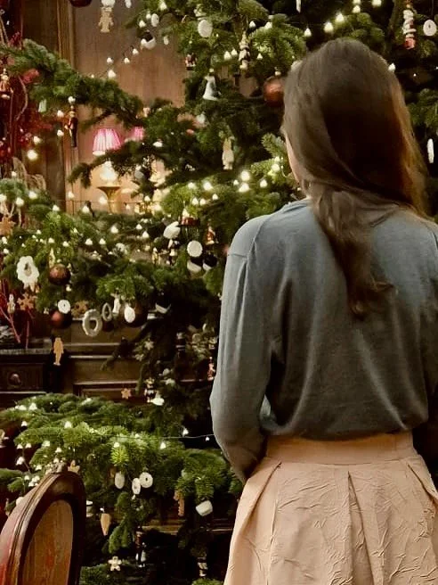 It&rsquo;s beginning to look like Christmas 🎄✨
My crushed-fabric skirt met the first Christmas tree of the season &mdash; and my handmade carpet-fabric bag came along, too. 😊
A perfect Sunday @sacherhotels: coffee, sparkle, and a little festive spi