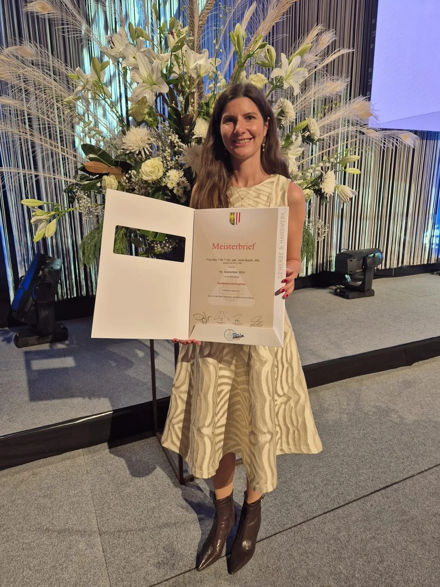 A special evening ✨
After missing it last year, I finally attended the 0&Ouml; Gewerbe &amp; Handwerksgala - and received my Meisterbrief at the Jungmeisterfeier. 🥰
I wore the self-made dress you might have seen on my Sunday post - how do you like t