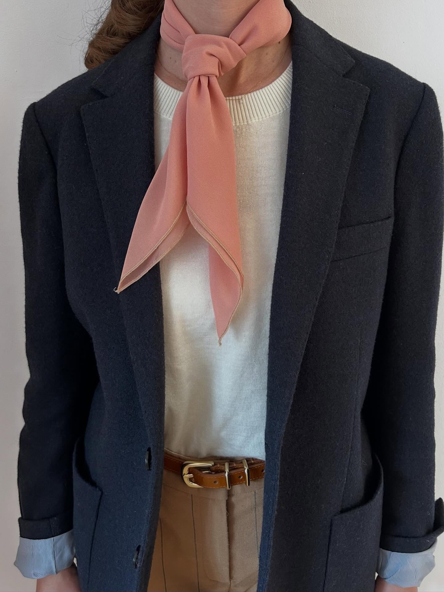 A touch of Vintage Rose ✨
100% silk cr&ecirc;pe de chine &mdash; light as air, soft against the skin, and already carrying the feeling of spring.

Worn around the neck, tied to a bag, or simply draped with ease.

Size and colour of the rolled hem are
