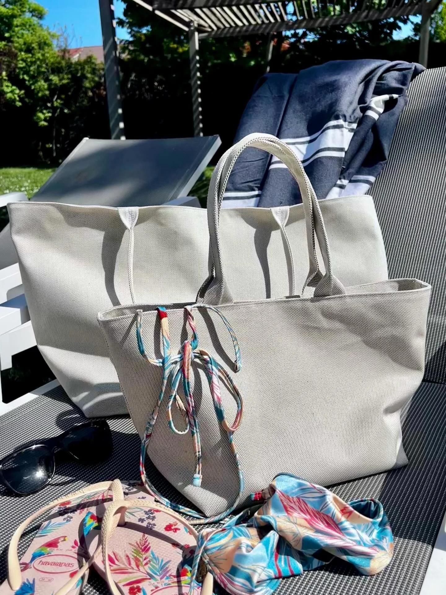 Two sizes, one idea &mdash; clean, practical, and quietly elegant. 👜☀️
Coated canvas on the outside, black and white striped cotton on the inside.

Large: 64.5 cm wide, 35 cm high, 22 cm deep
Small: 44 cm wide, 24 cm high, 19 cm deep

Made to carry 