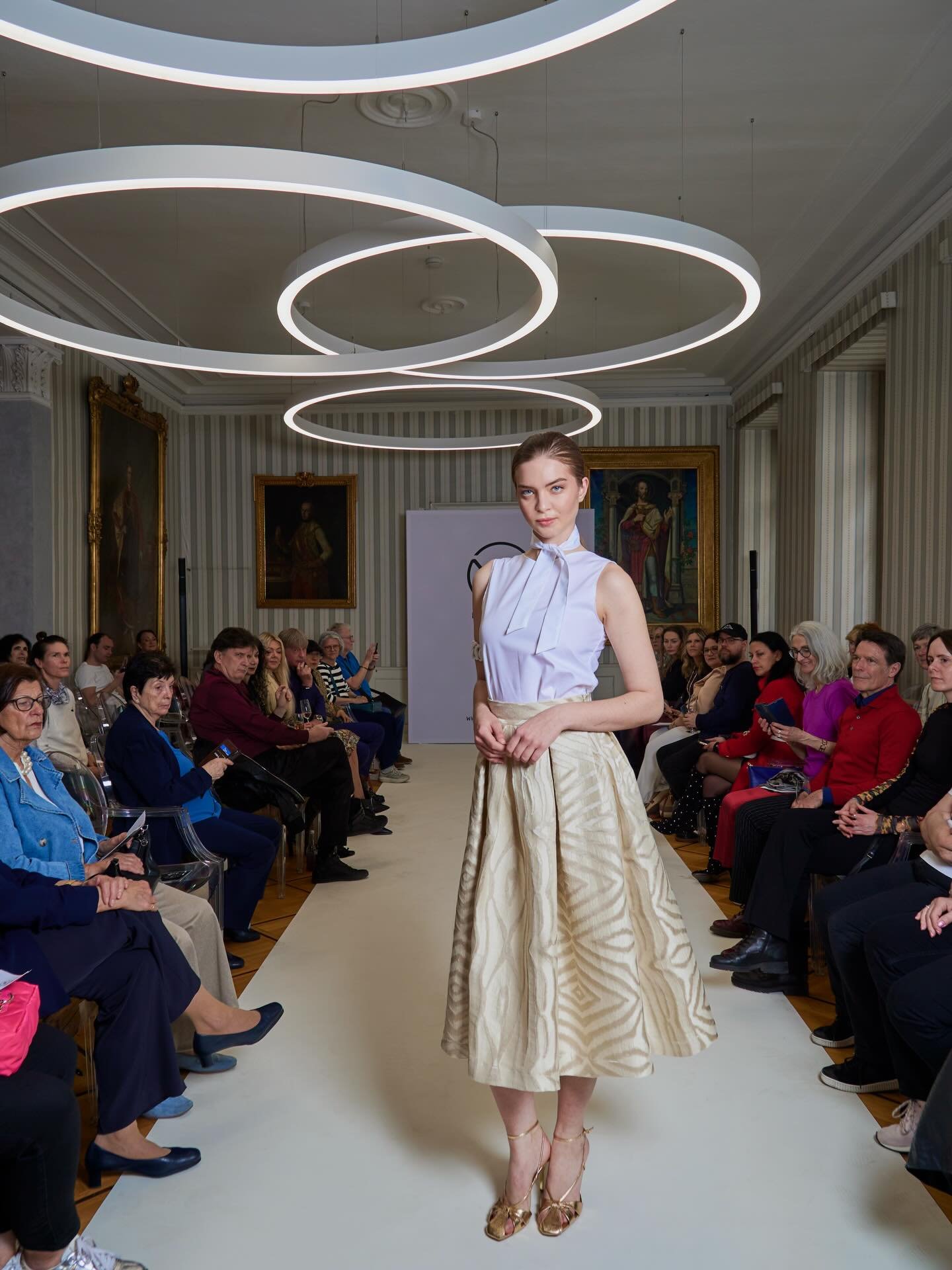 Three looks, one language ✨

MODE WIEN EN SUITE FASHIONSHOW F/S 26

Head of Production
Patrizia Markus / @pollsiri

Creative Director
Wolfgang Reichl / @wr_face_vienna

Fotografin
Isabella Abel / @isabellaabel__photo

Videograf
Crist&oacute;bal Horni