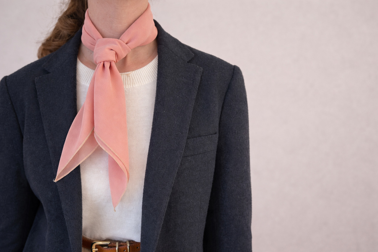 Seidentuch um Hals.png