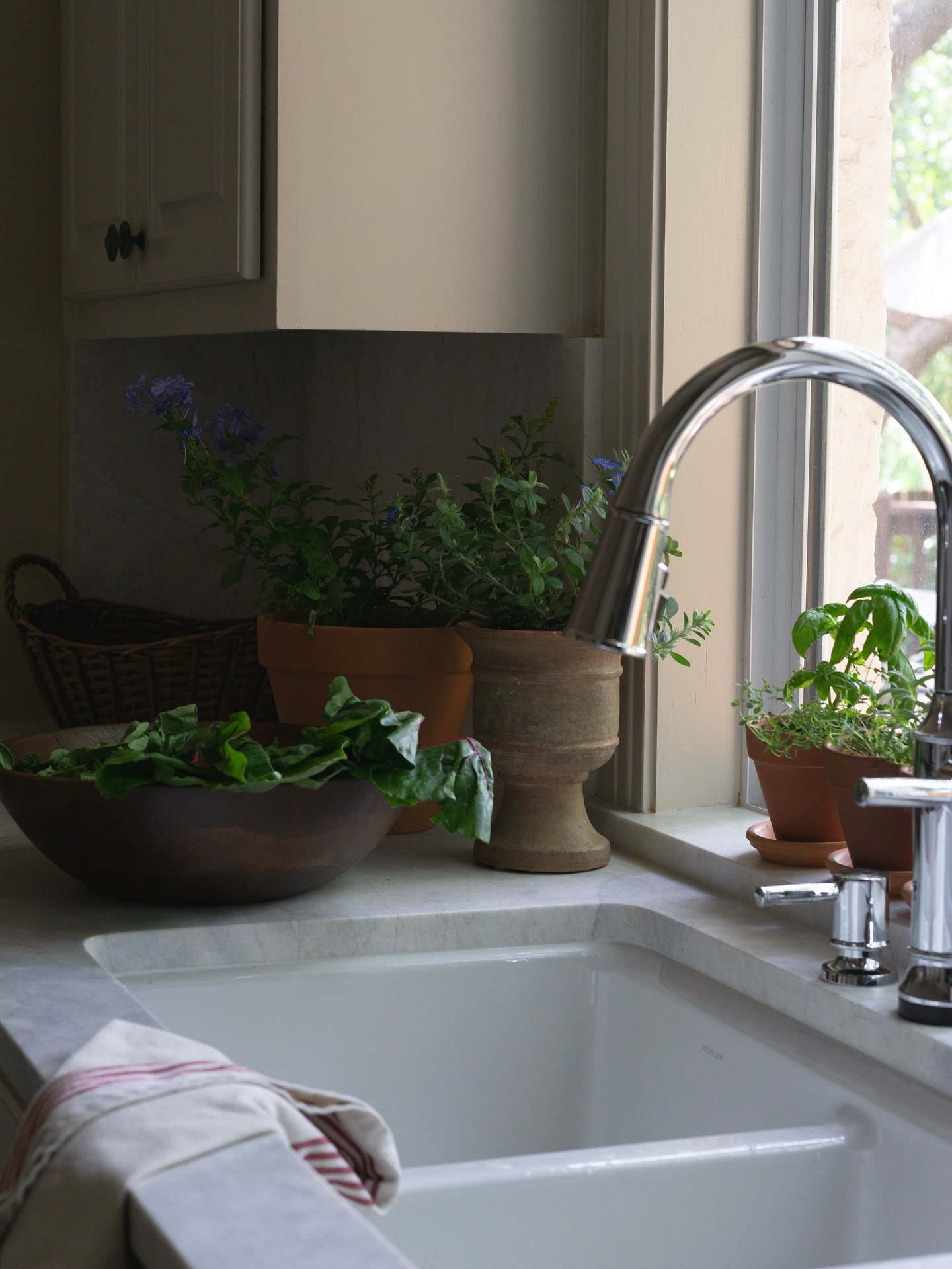 CHEERS!!🍻Weekend vibes are high! Feeling so inspired by what&rsquo;s ahead and these photos are the perfect reminder of the magic that happens when we bring a vision to life together. 

Interior Design: @saintlouisedesign 
Contractor: @finefinishatx